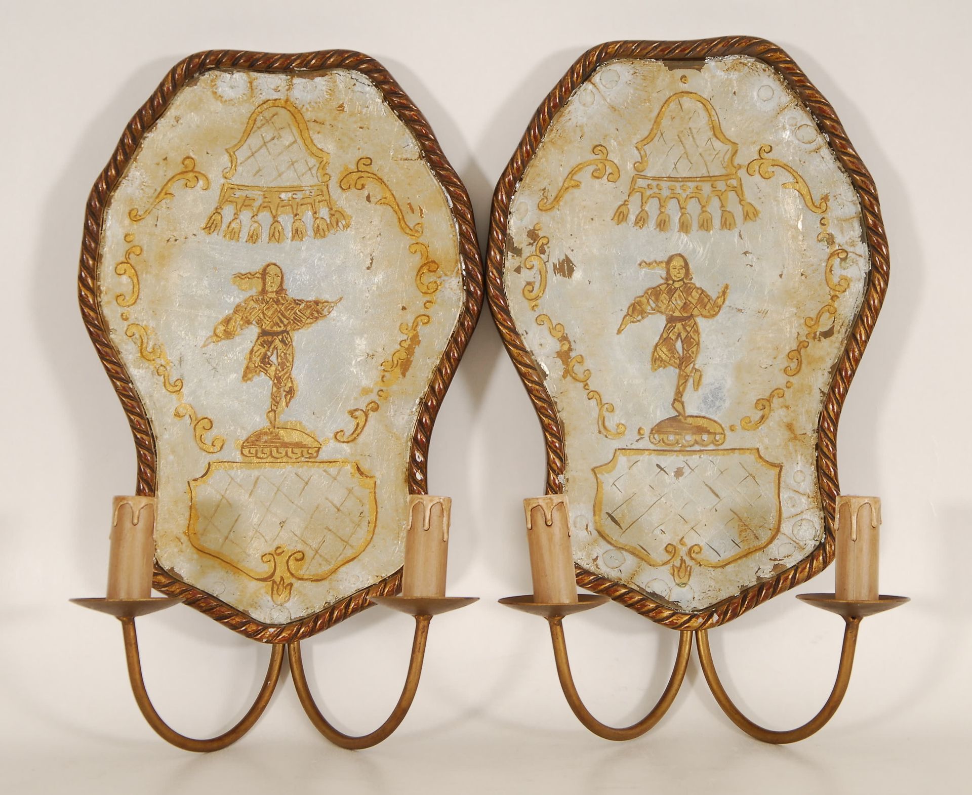 Null A pair of two-light wall appliques
Eglomisé, gilt stucco and metal. Italy.
&hellip;