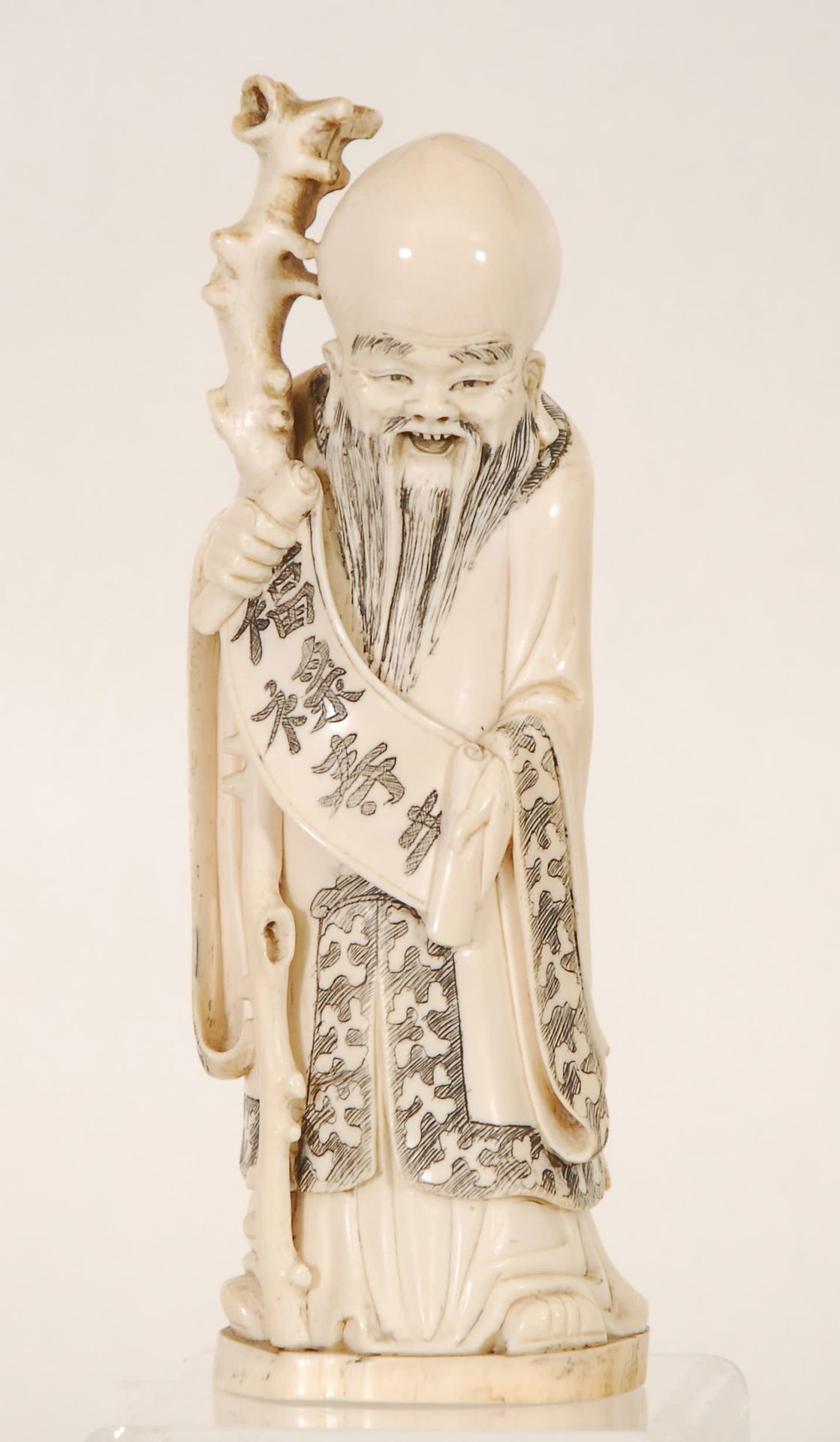 Null 带卷轴的寿星
雕刻和镌刻的象牙。日本，标记，19世纪末。
，高23厘米。
所有潜在的买家应阅读有关濒危物种的销售条件（第19条）。