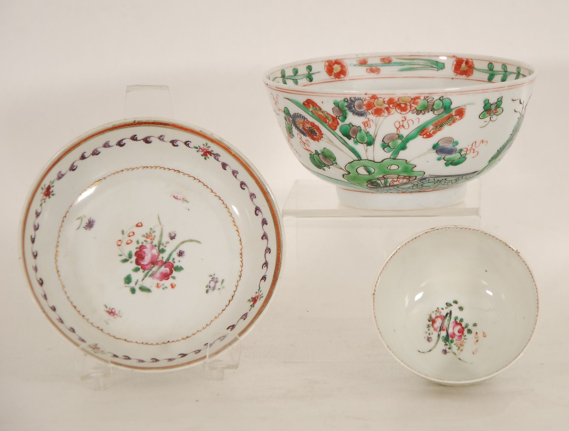 Null Lot of two bowls and a cup
China.