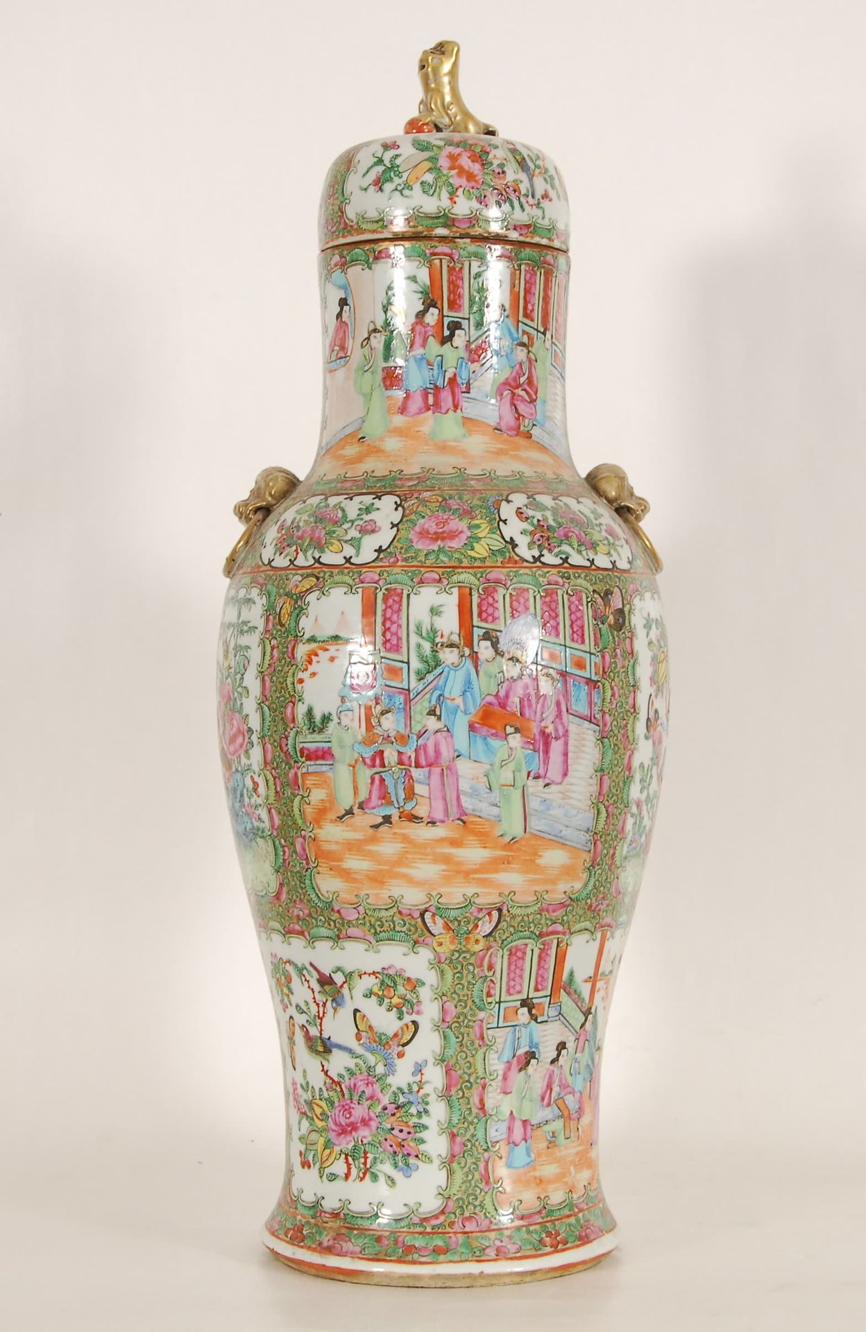 Null 大的有盖阳台花瓶
，有两个把手，上面有一只狗的图案。

多色装饰，金色突出的宫廷场景和花枝与鸟类的储备。中国，广州（筹）。
，高66.5厘米。