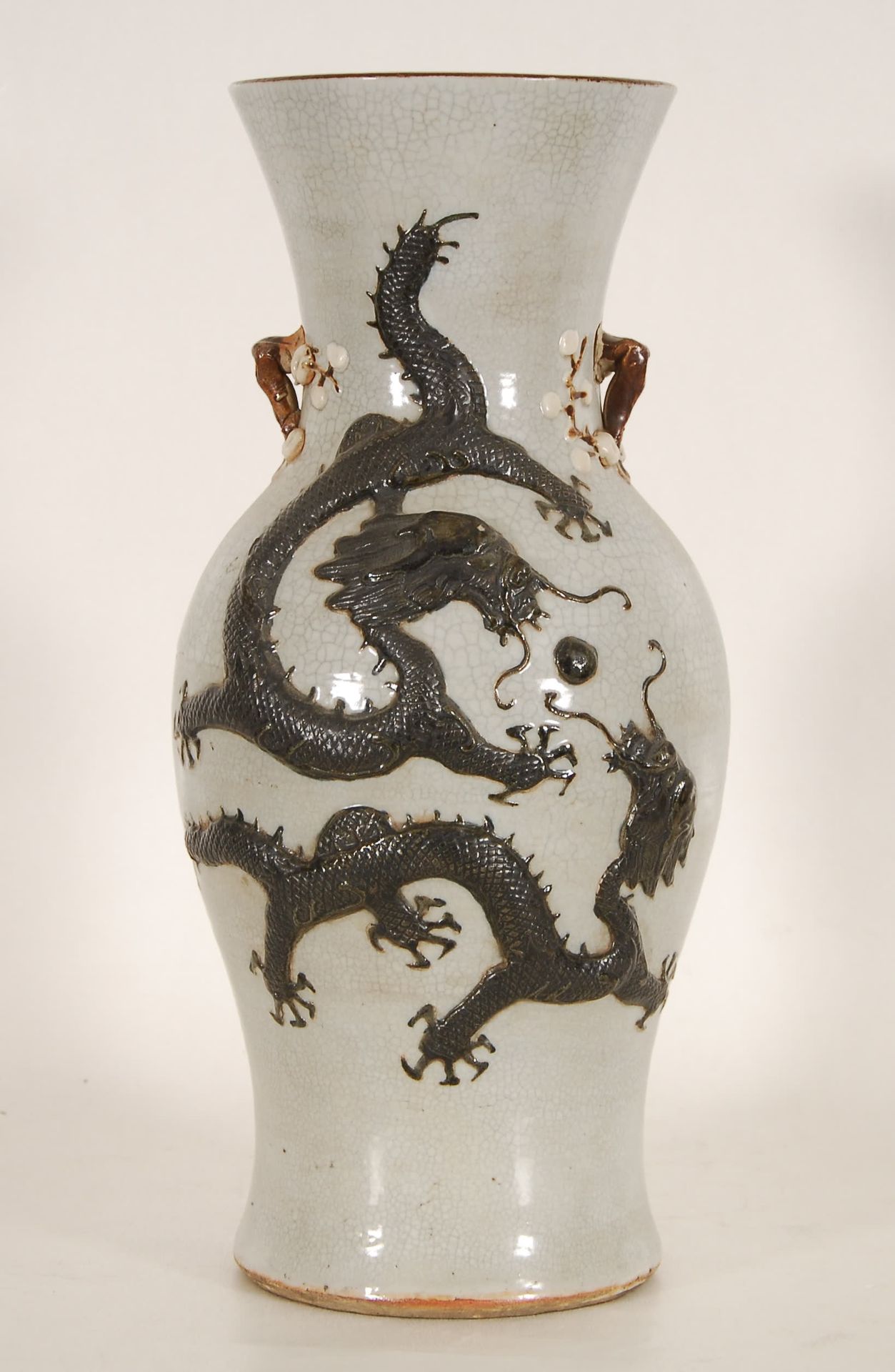 Null 阳台花瓶有两个把手
裂纹背景上的龙的浮雕装饰。中国，南京，标记。
，高43厘米。