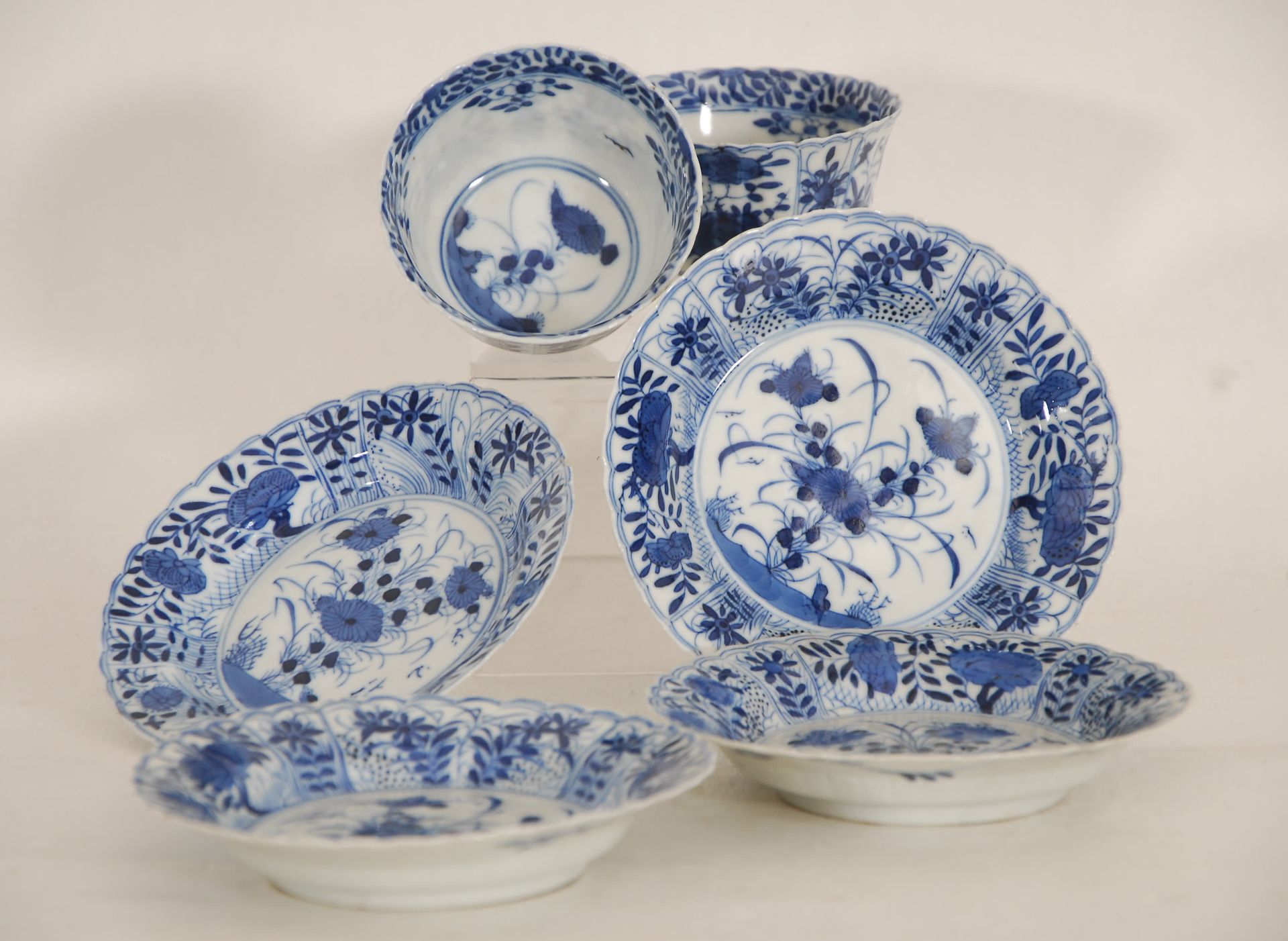 Null 两个平底锅和四个带锯齿边缘的碗
蓝色花纹装饰。康熙，有标记（轻微的缺口，头发）。
直径（杯）13.5厘米。