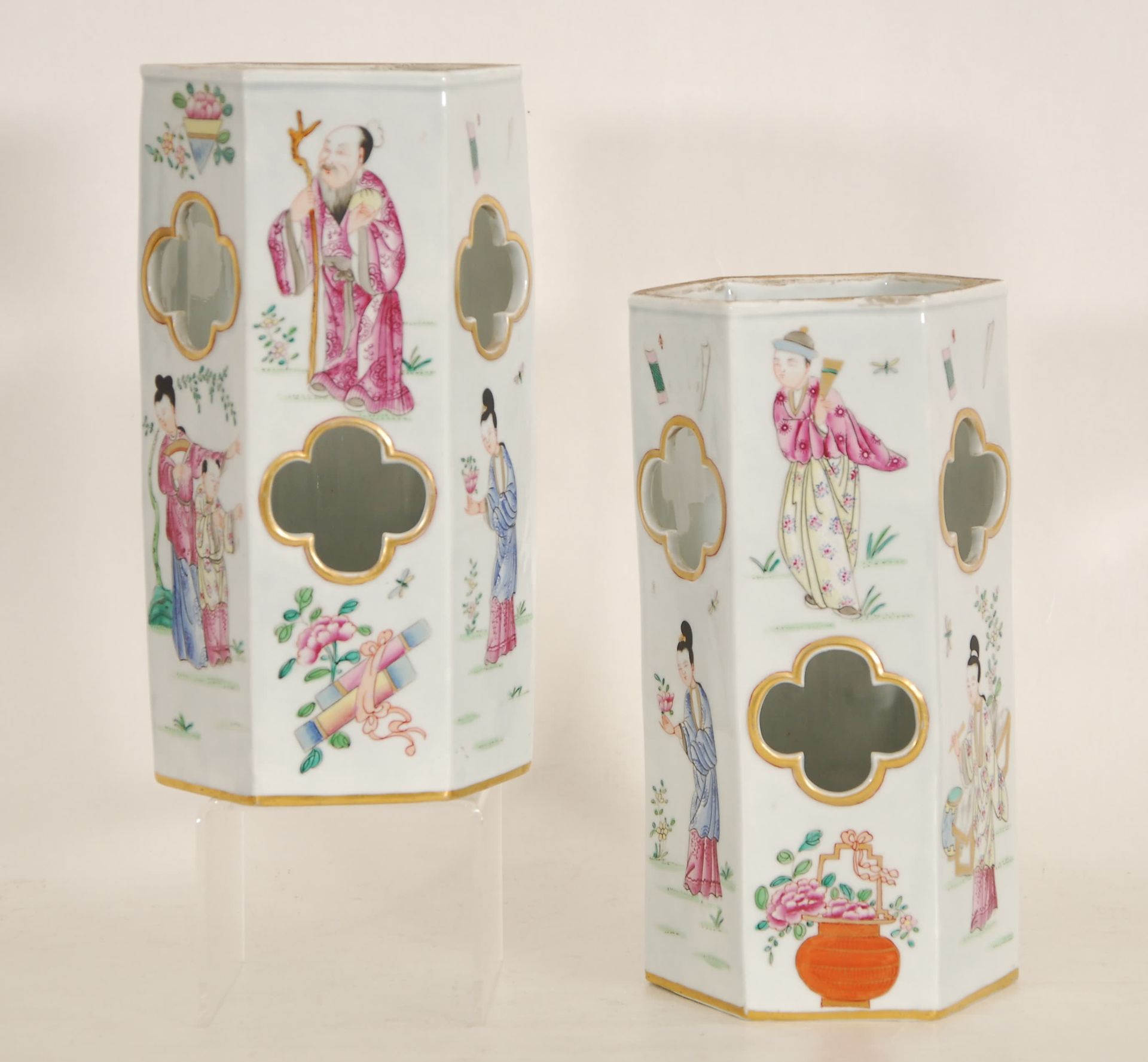 Null A pair of hexagonal Famille Rose porte-chapeaux 
China, Qing (chip).
H. 26,&hellip;