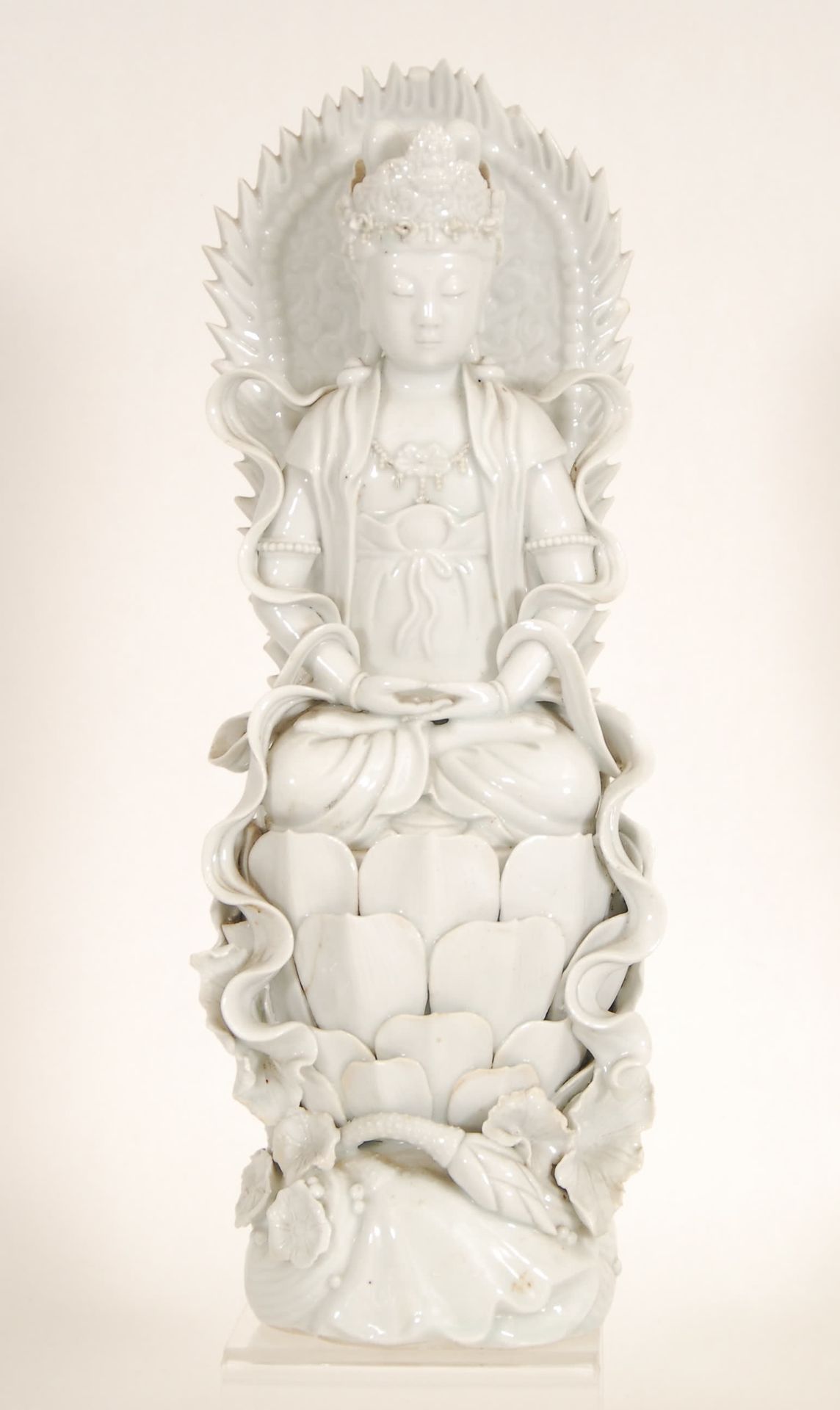 Null Divinité assise sur une fleur de lotus
Blanc de Chine (éclats).
H. 38 cm.