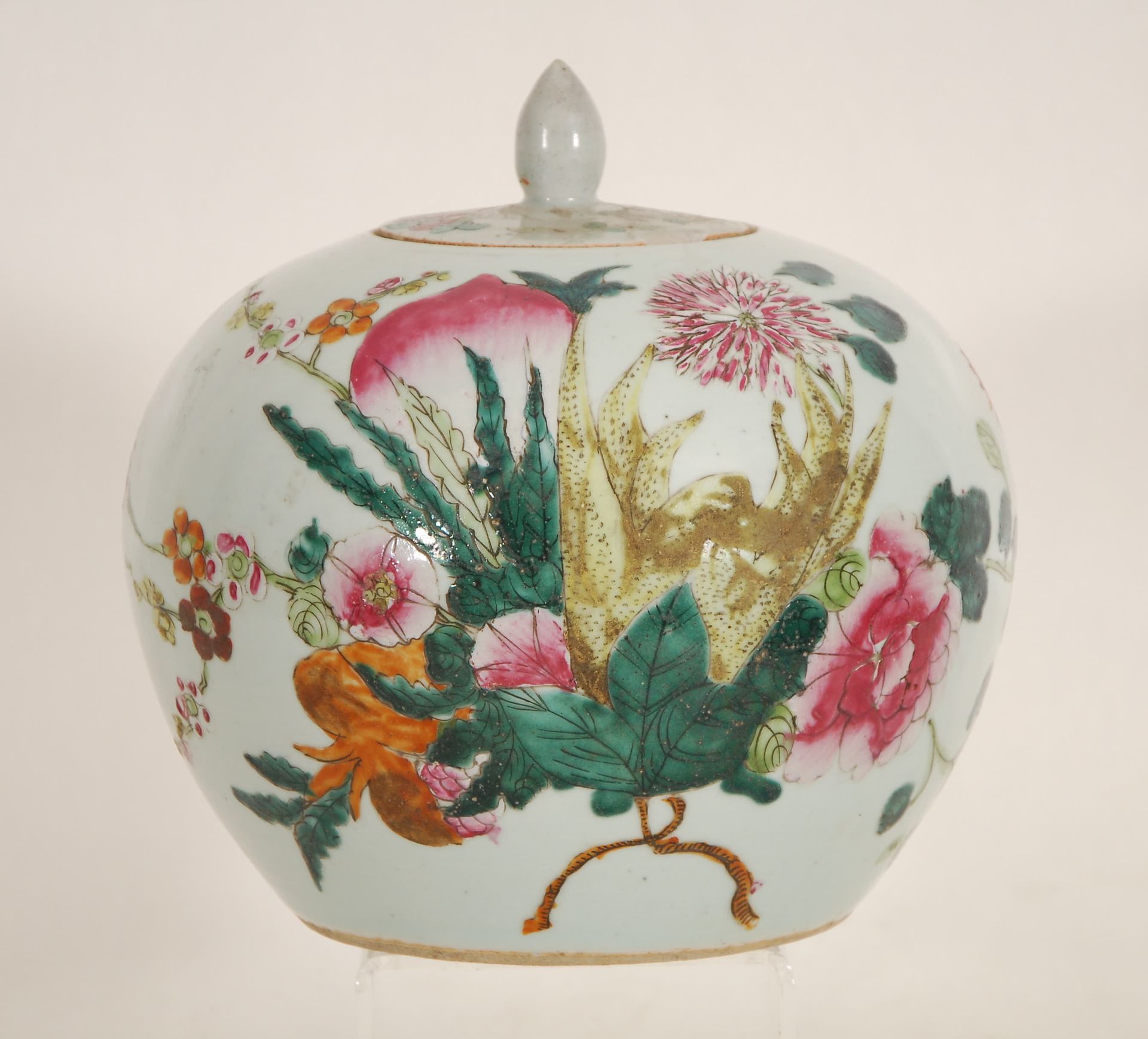 Null A covered Famille-rose vase with peach and flowers
China, Qing (chip to cov&hellip;