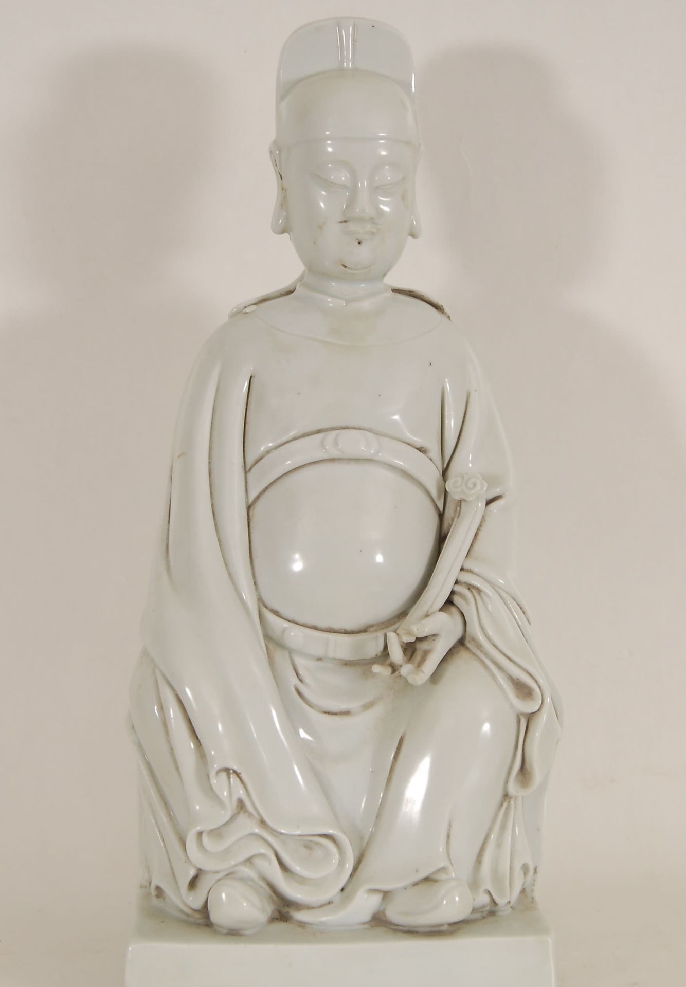 Null Buddha seduto
Cina bianca. Dehua (piccole mancanze). 
 H. 31,5 cm.