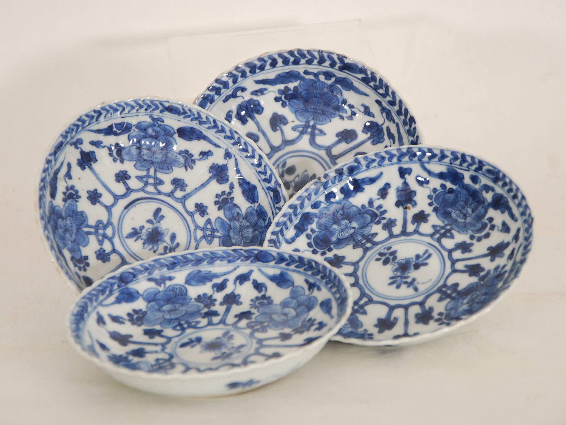 Null Four Kangxi saucers
Marked (chip, abrasions).
Diam. 13,5 cm.
