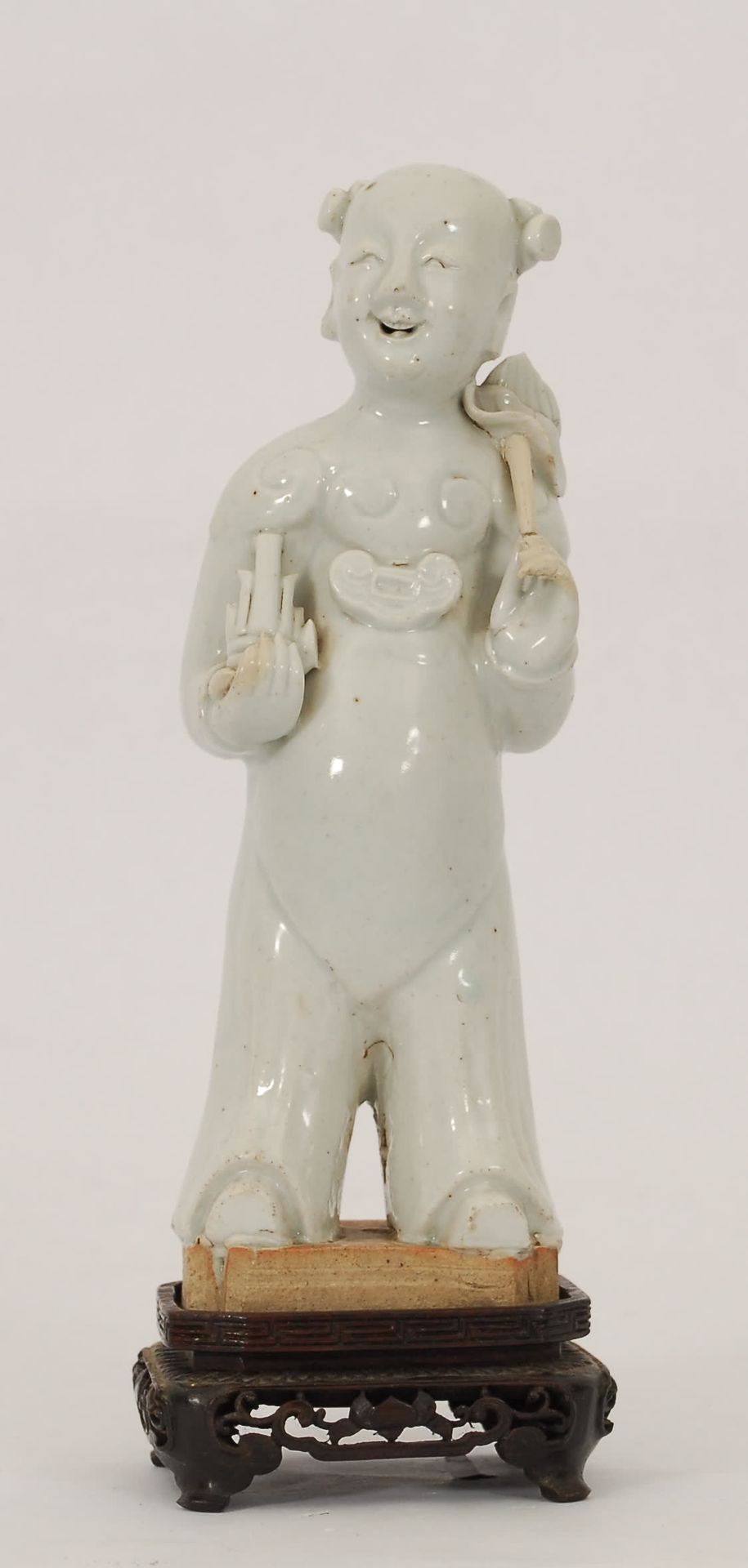 Null Stehende Figur
Chinesisch weiß (alte Restaurierungen). 
 H. 20 cm.
