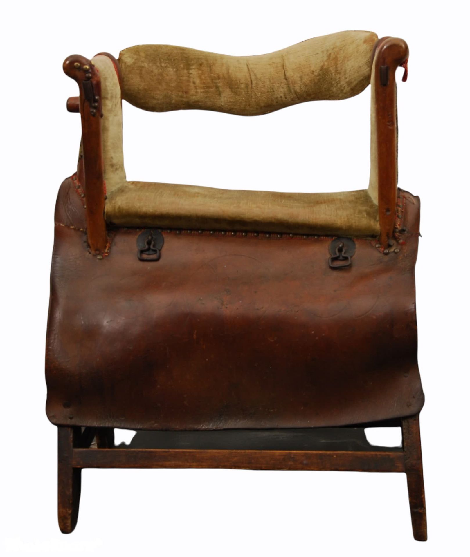 Null A saddle
Wood furnished with beige velvet and leather.
77 x 61 x 50 cm.