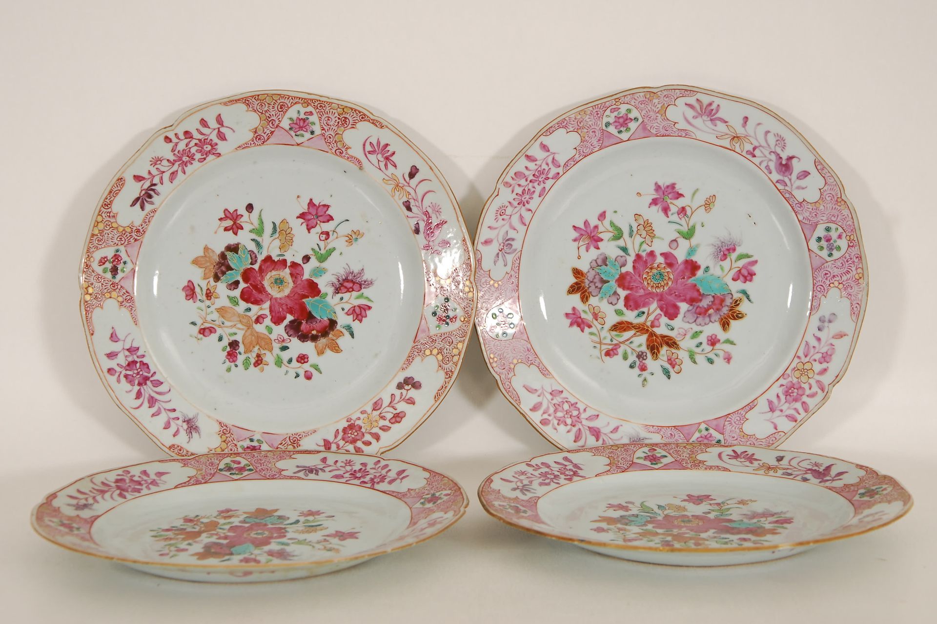 Null 四个盘子
用粉红珐琅彩进行的带金色亮点的多色装饰，花朵。中国，18世纪（缺口和划痕）。