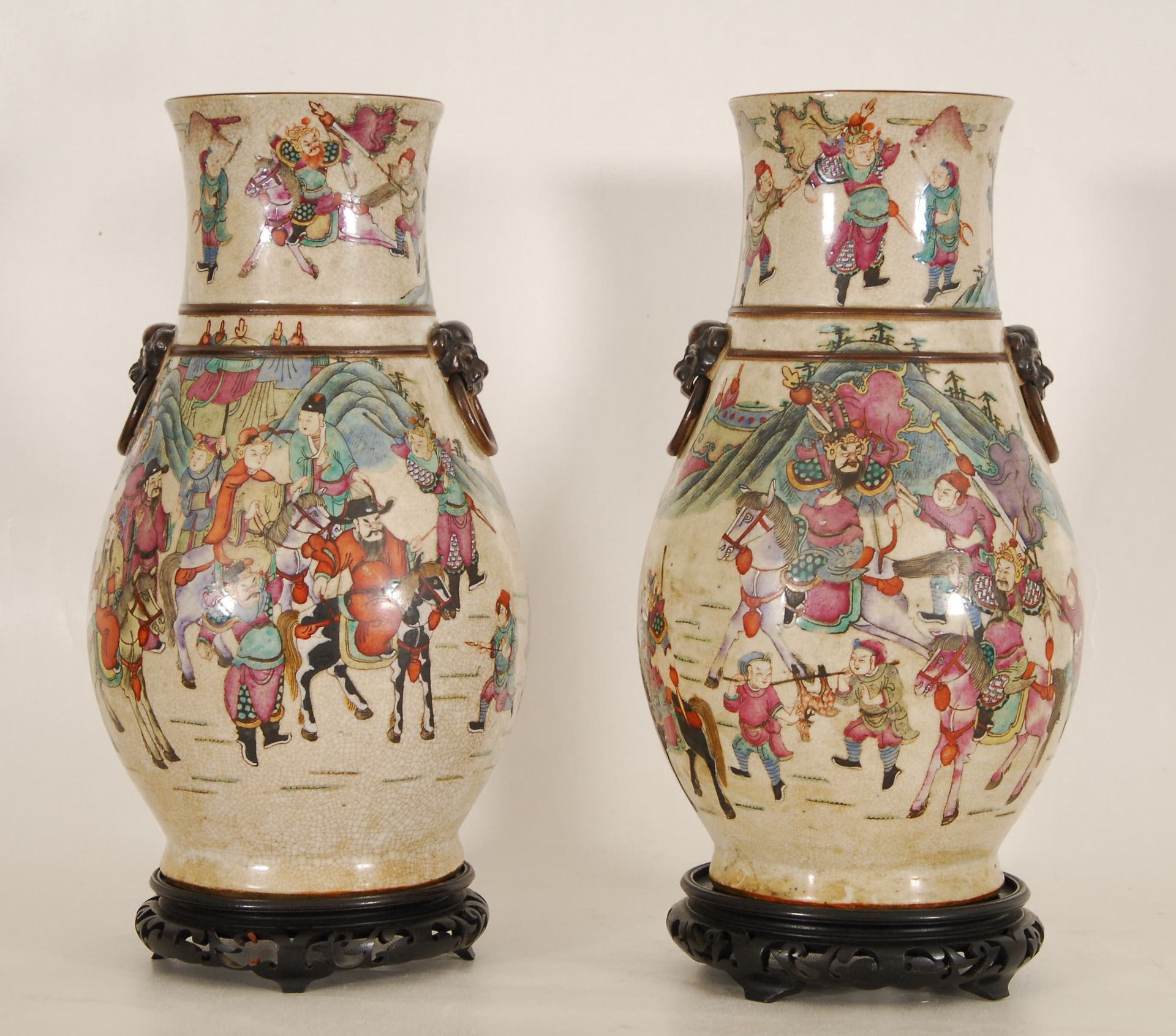 Null A pair of baluster vases with handles
China, Nankin, mark.
H. 40 cm.
