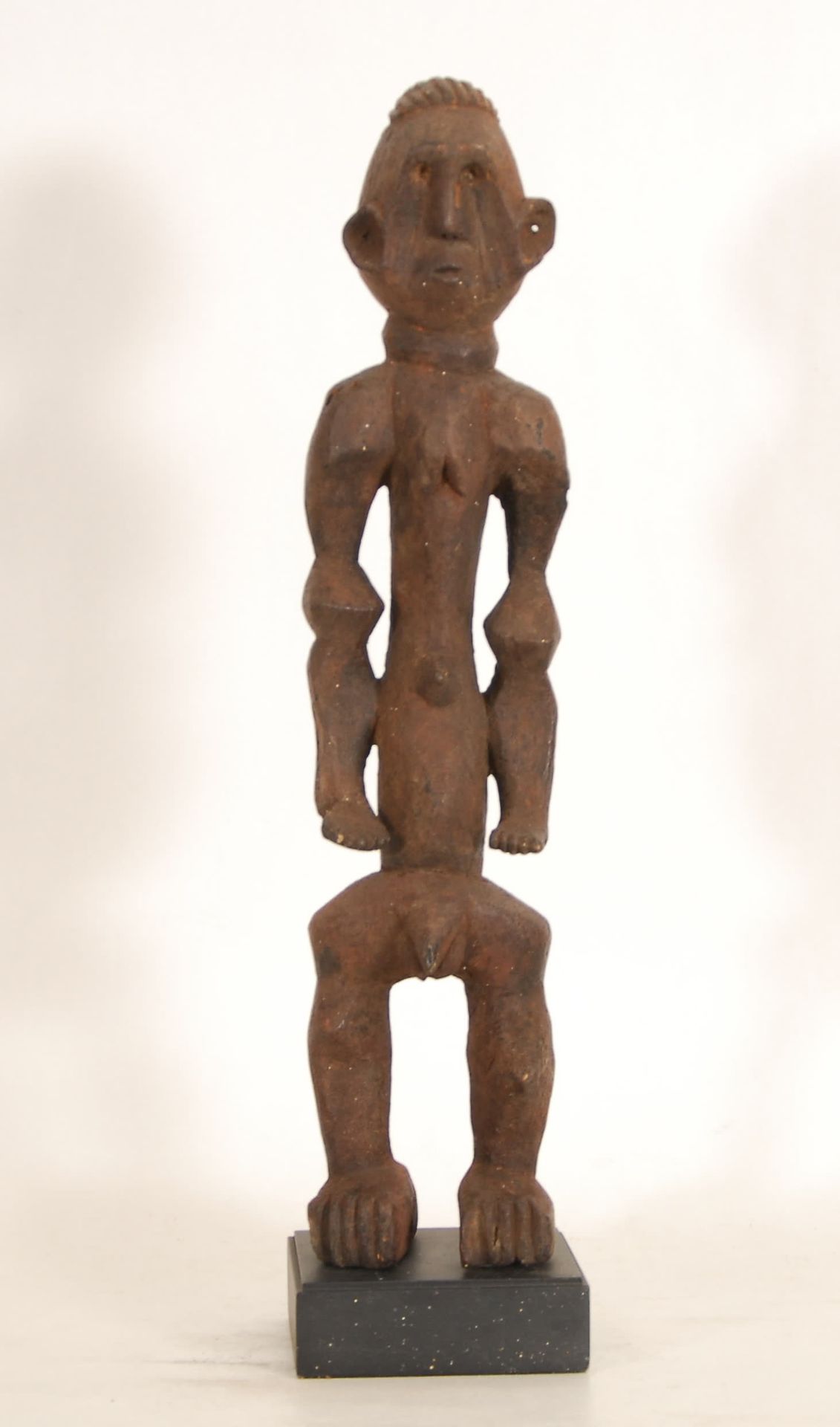 Afrique - Africa Fetisch
Holzschnitzerei, Kamerun.
H. 58 cm.
Provenienz: ehemali&hellip;