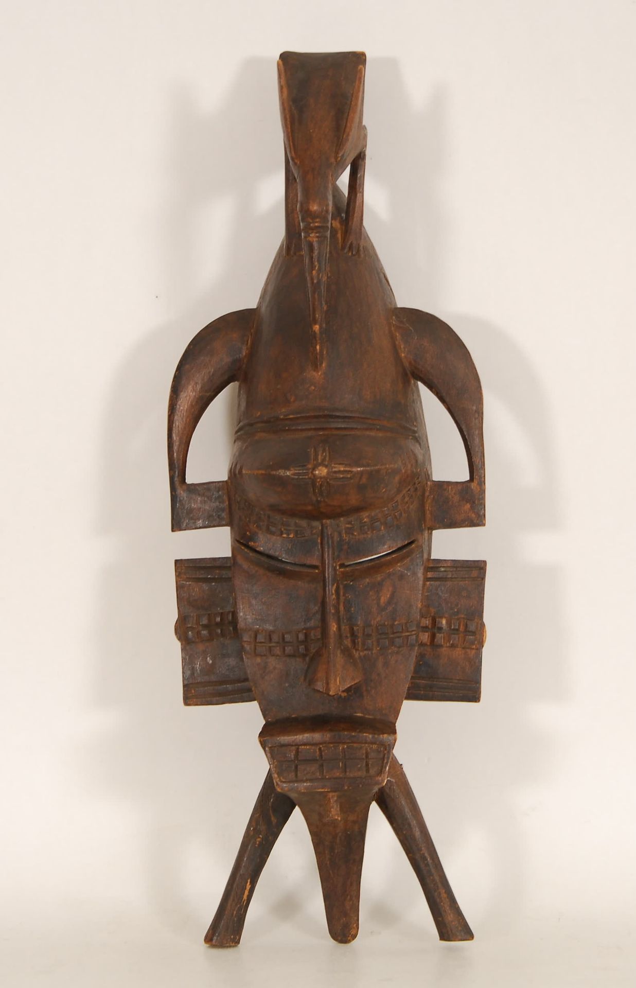 Afrique - Africa Máscara
Madera tallada, Costa de Marfil. 
H. 46 cm.