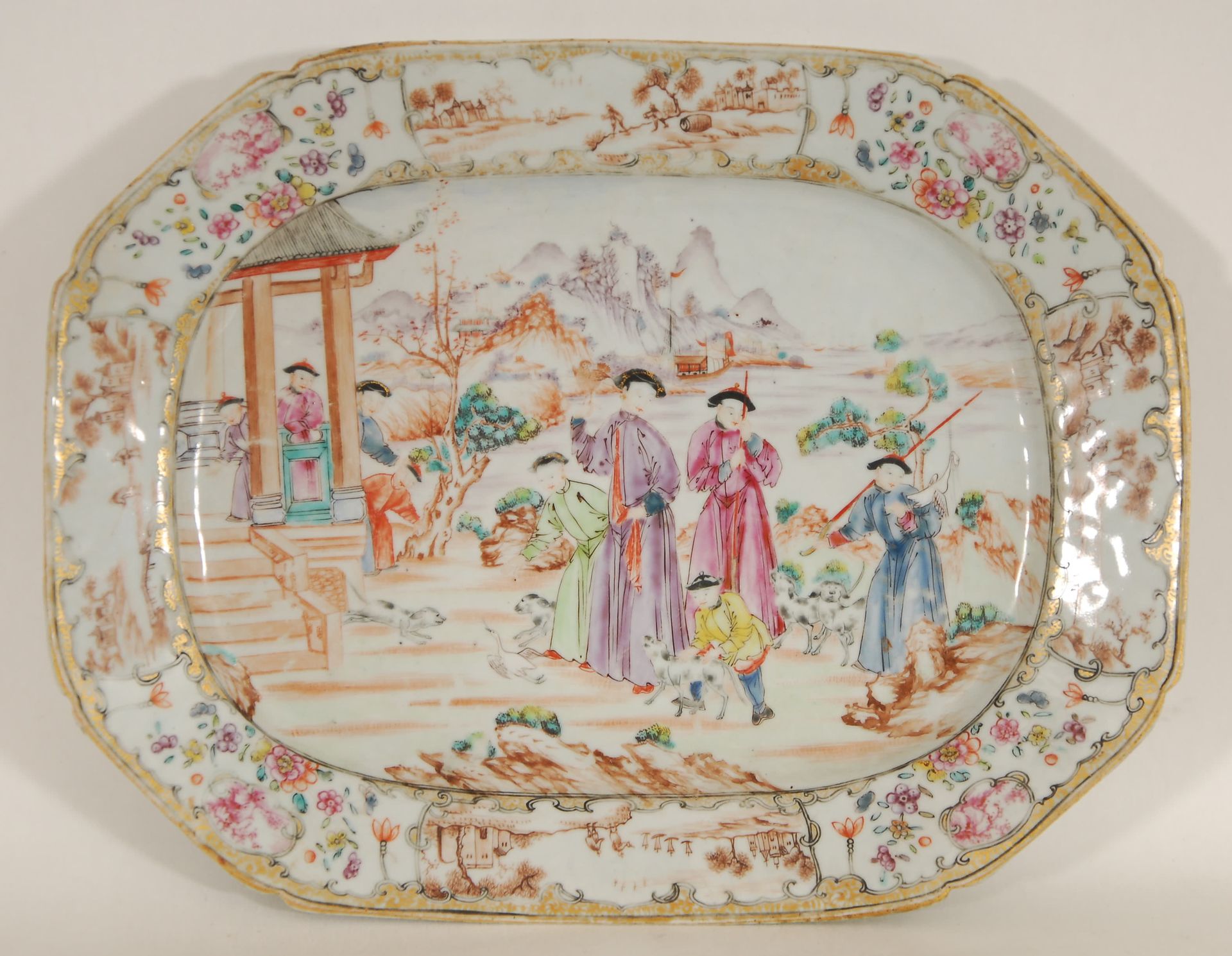 Null 八边形托盘
多彩的装饰，金色的亮点，河岸的人物。中国，广州，19世纪（筹）。
27.5 x 36 cm。