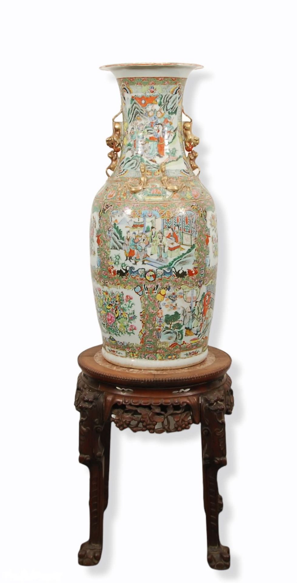 Null Important vase balustre
Décor polychrome à rehauts d'or de scènes de palais&hellip;