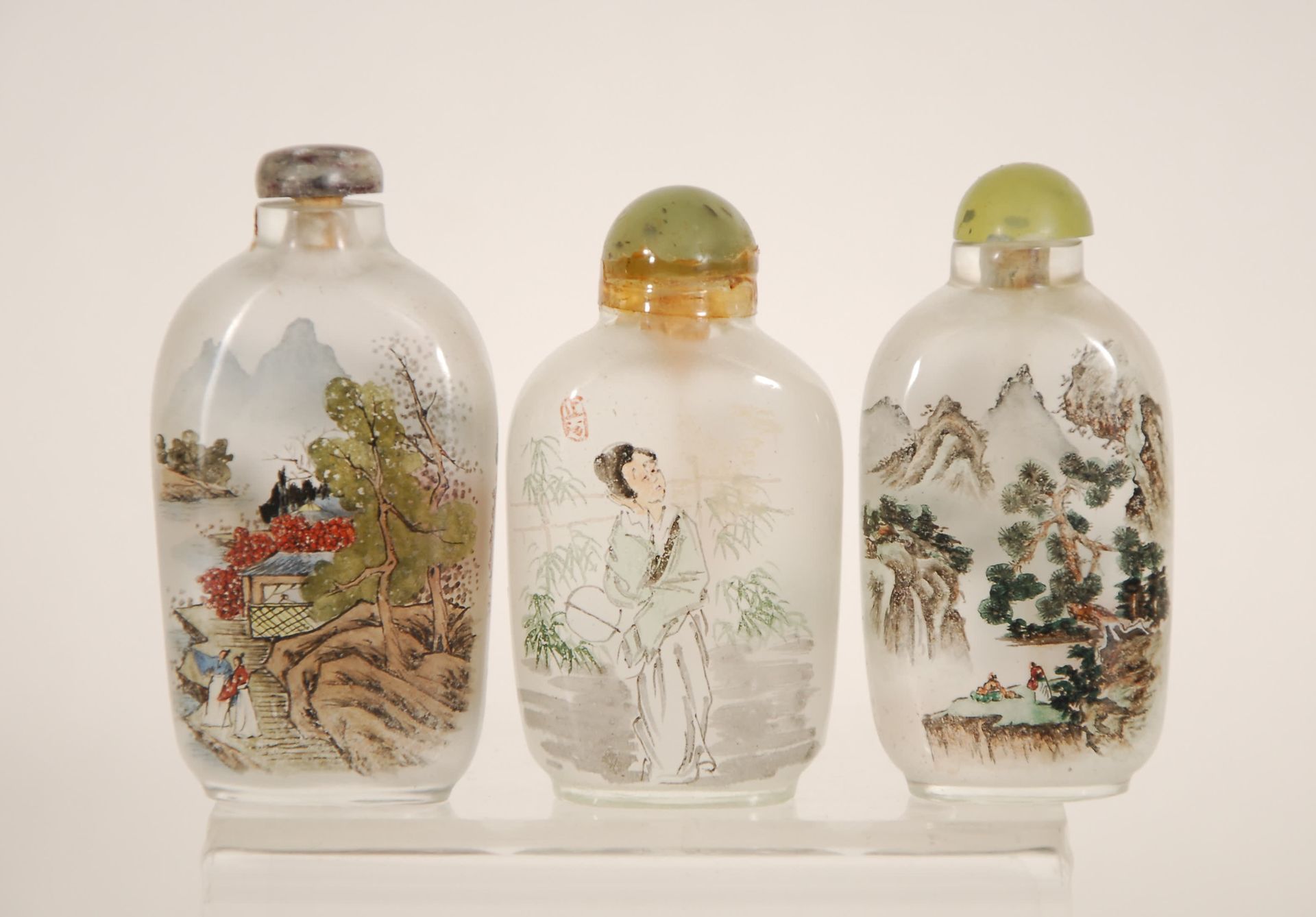 Null Drei Schnupftabakdosen
Glas mit gemalten Figuren und Landschaften.

China, &hellip;
