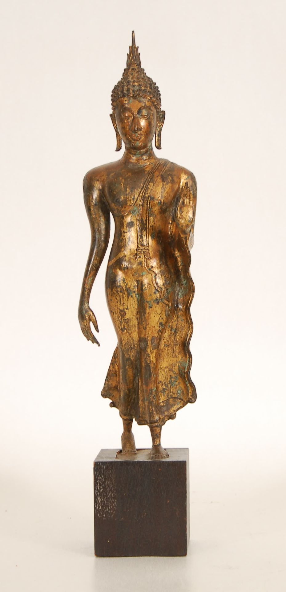 Null Stehender Buddha
Vergoldete Bronze. Thailand.
H. 41 cm.