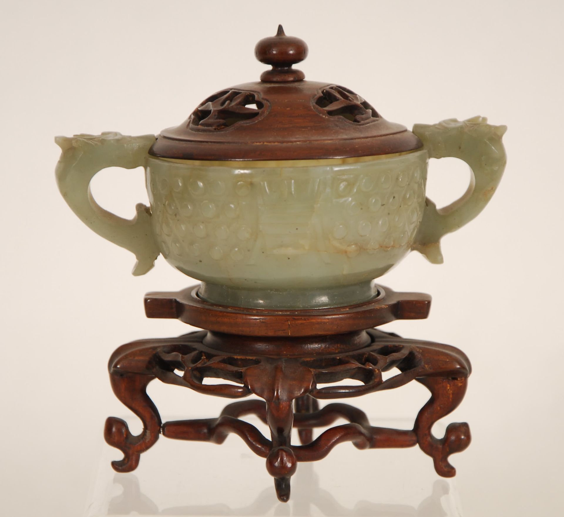 Null Small censer with two handles
Jade. Wooden cover and stand.

China.
H. 13 c&hellip;