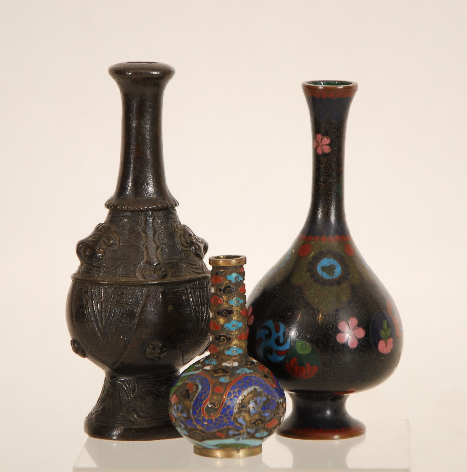 Null Lot of three bottles
One in bronze and two in cloisonné.
H. 13 cm; 12,5 cm;&hellip;