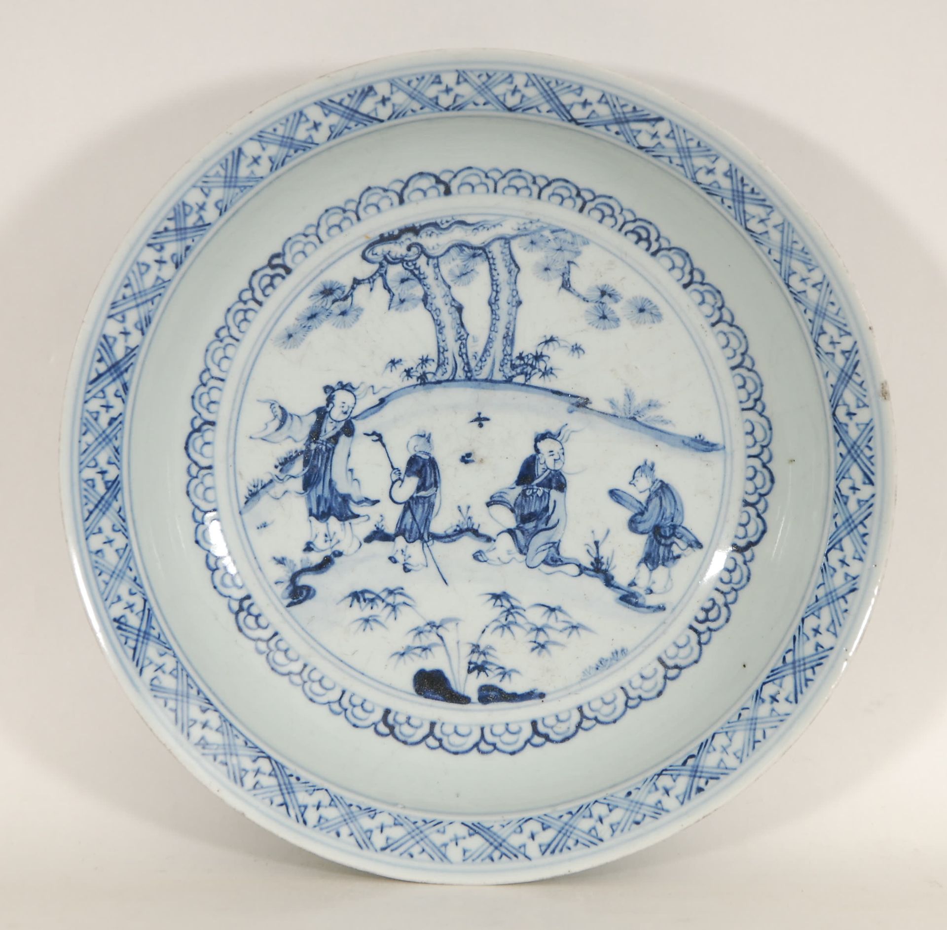Null A blue and white charger
China, Ming (chip).
Diam. 32 cm.