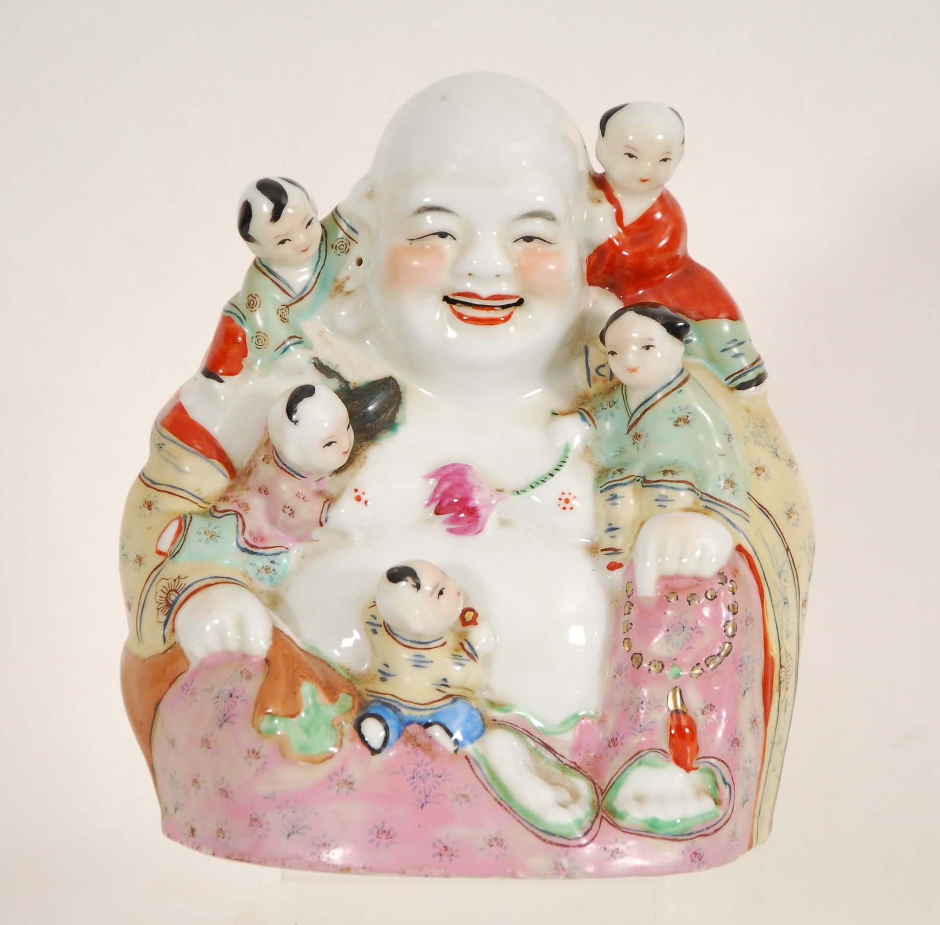Null Buda sonriente rodeado de cinco niños
Decoración policromada. China.
H. 22,&hellip;