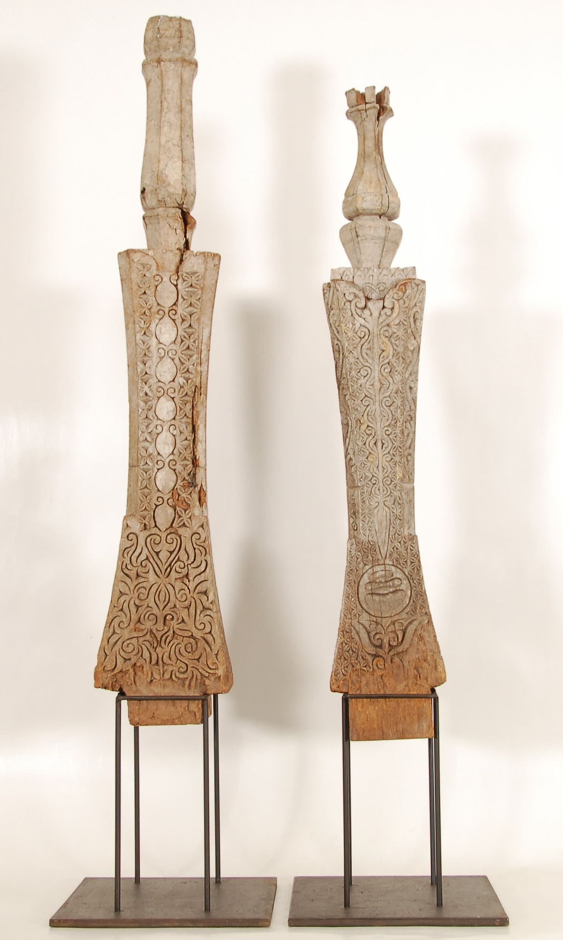Null 两个领土标记
木头上雕刻着植物图案。帝汶。
，高104厘米和95厘米。
