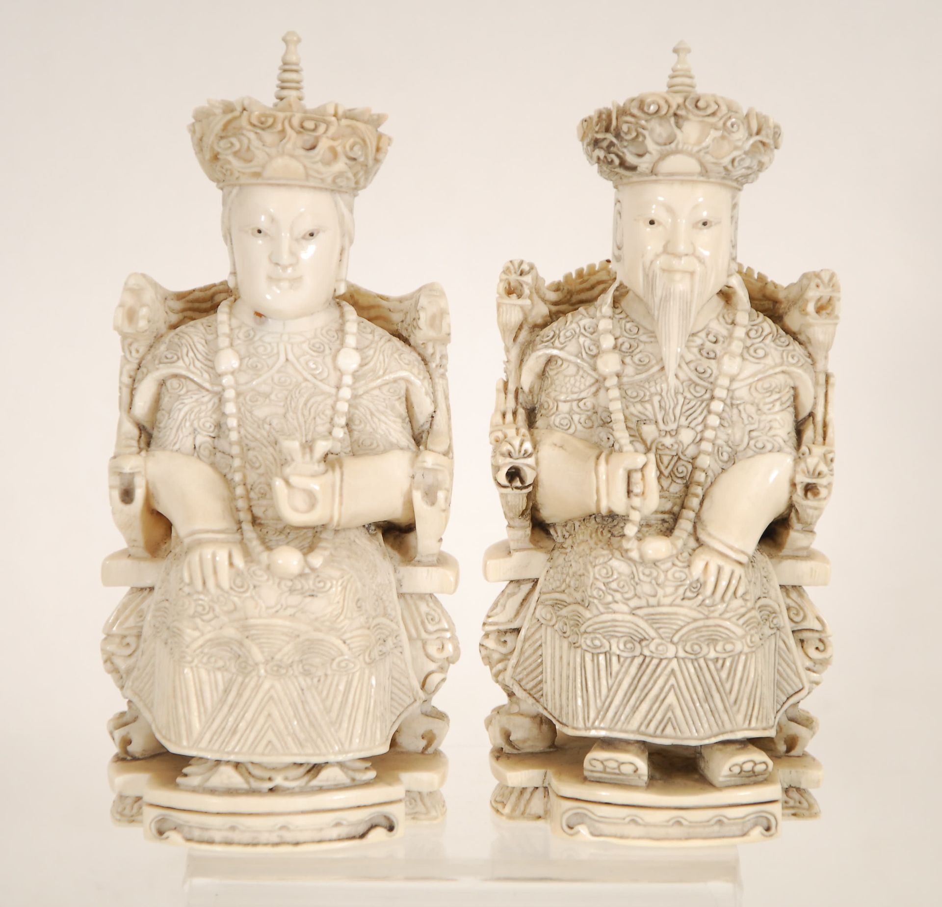 Null A pair of dignitaries
Sculpted ivory. China, mark.
H. 15,5 cm.
All prospect&hellip;