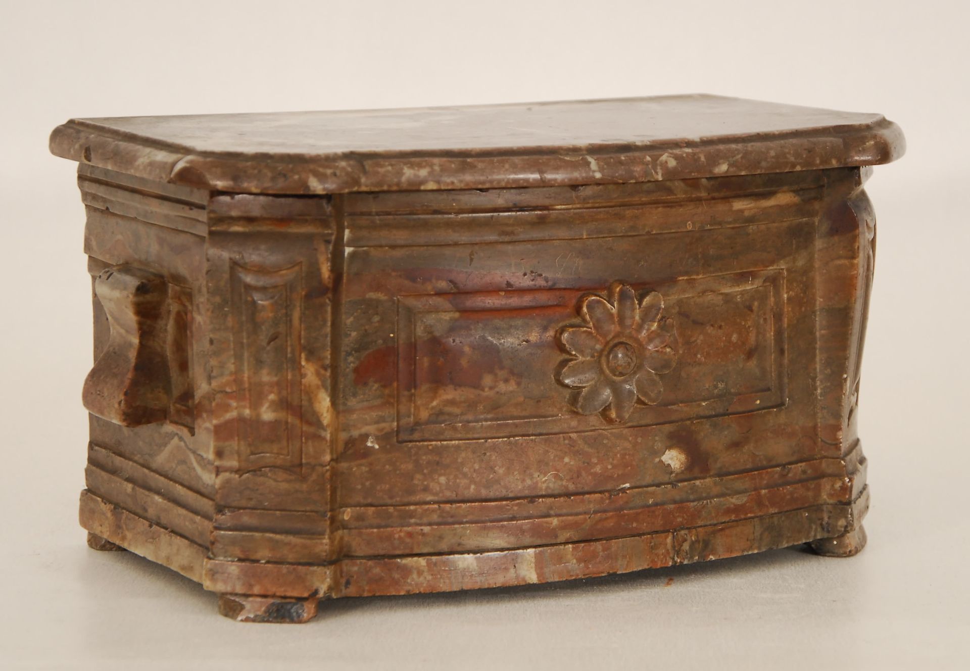 Null A miniature commode
Red marble, 18th century (cover restored).
16 x 28 x 16&hellip;