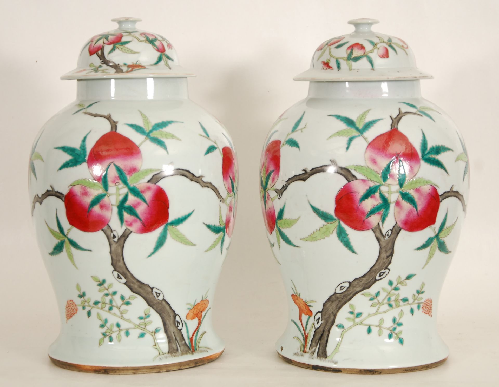 Null 一对陶器
Famille rose 珐琅彩装饰的桃子和蝙蝠。中国，清（一个盖子上有缺口）。
，高42厘米。