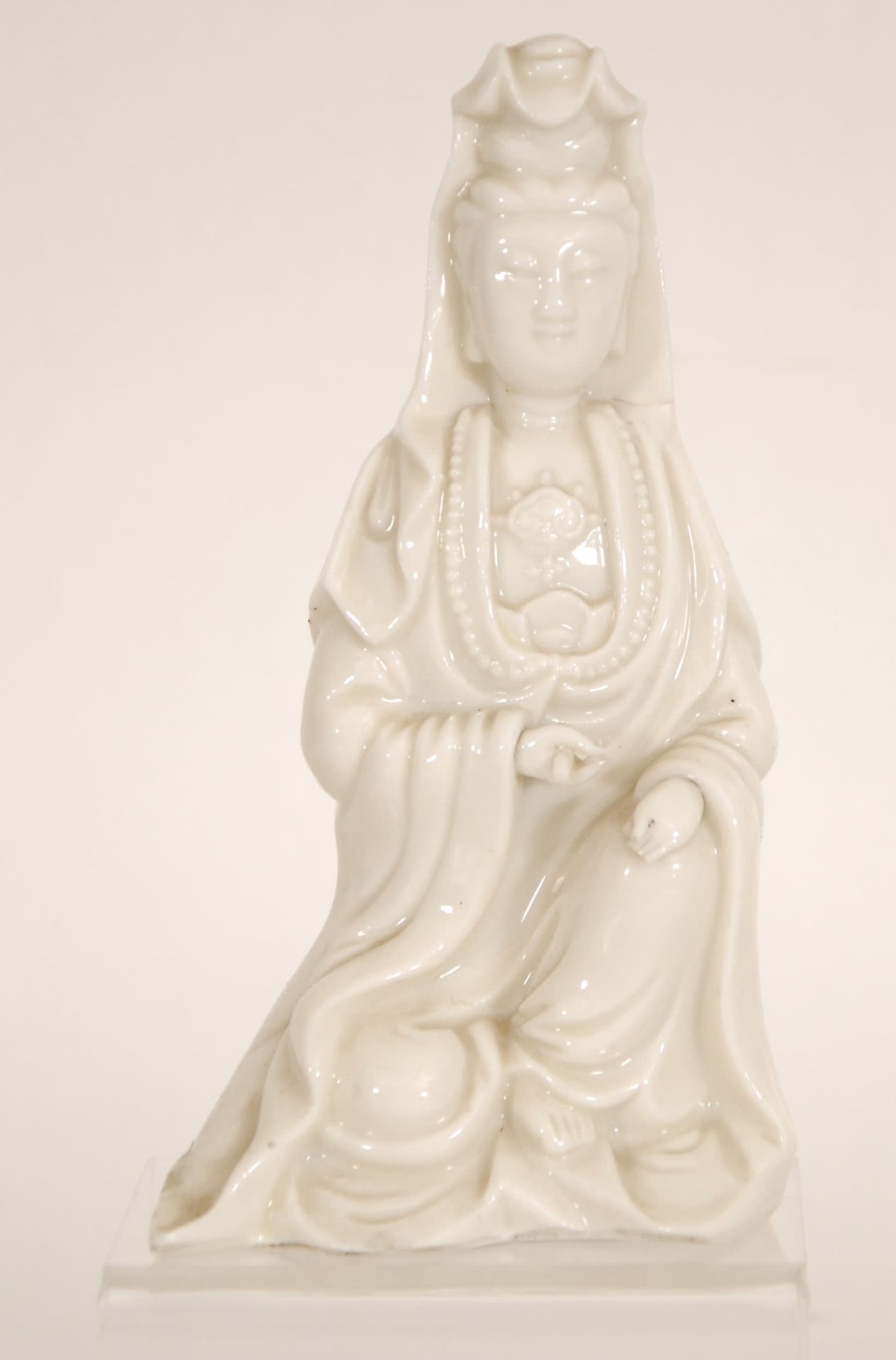 Null Divinité
Blanc de Chine. Qing (légers éclats).
H. 19 cm.