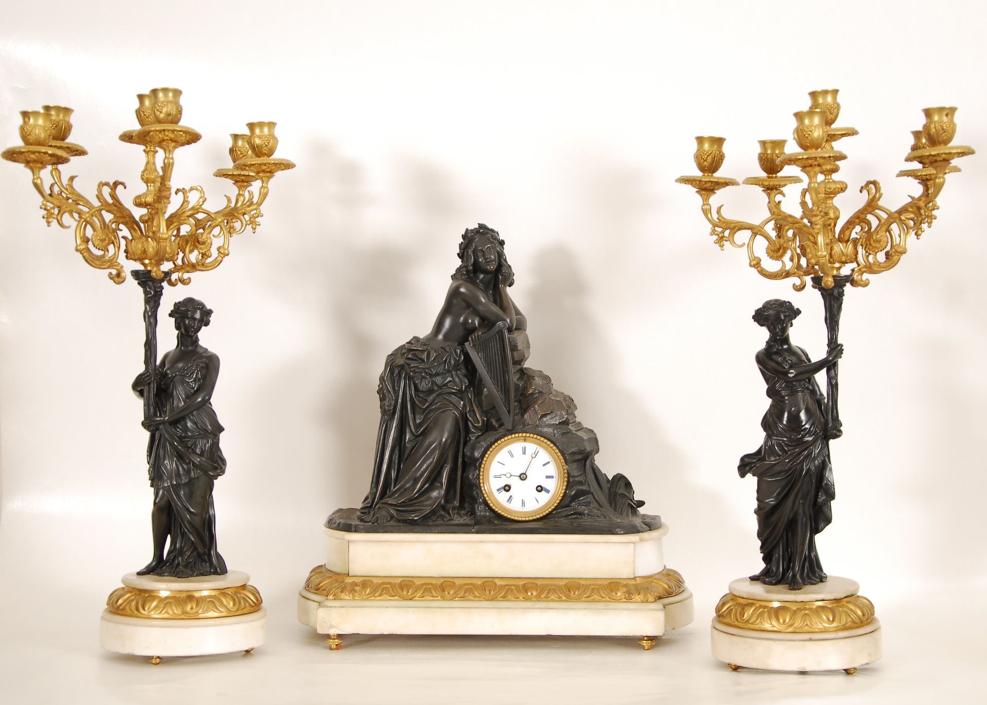 J. Pradier Garniture de cheminée
Se composant d'une pendule avec le cadran émail&hellip;