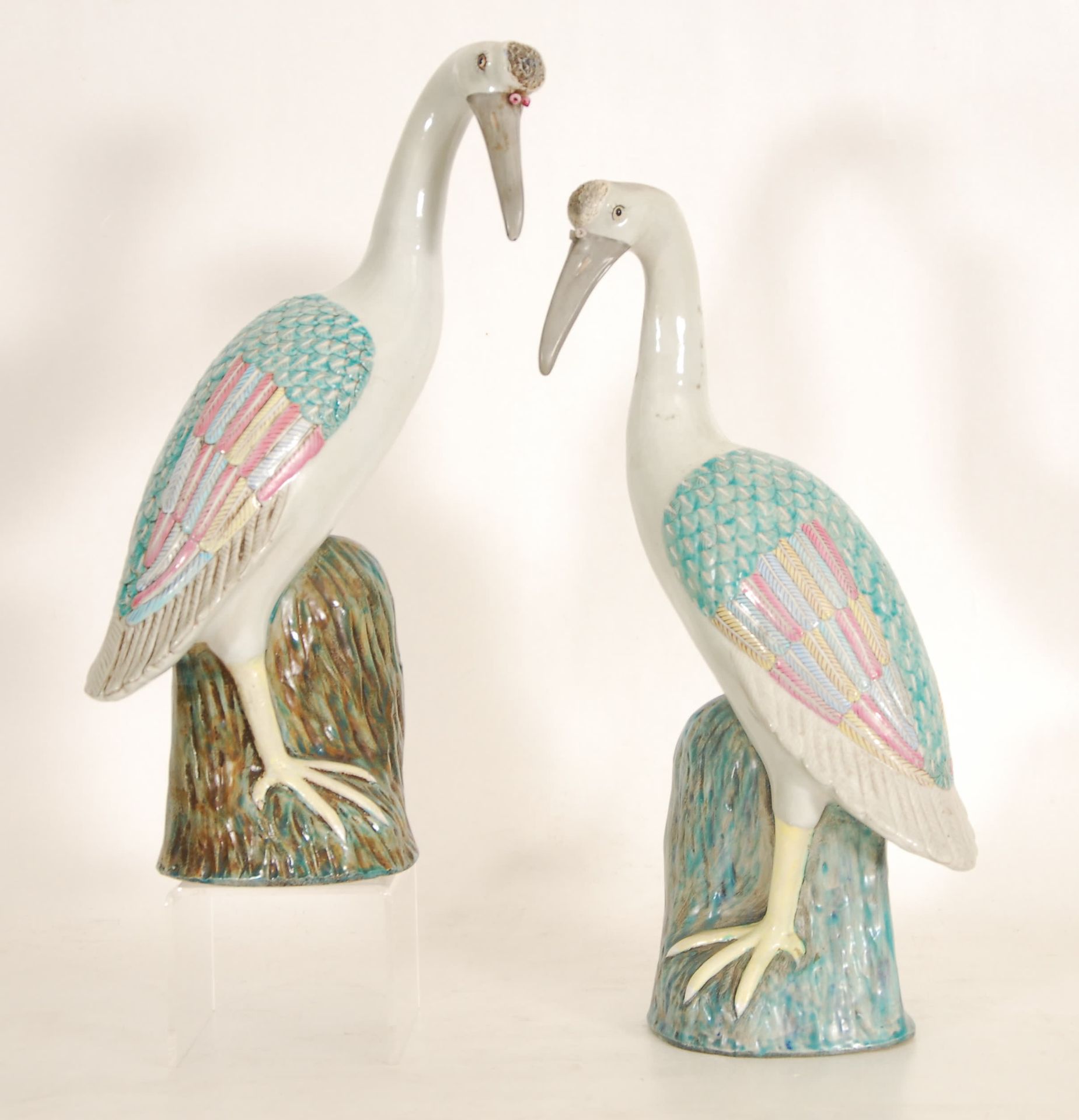 Null A pair of Famille rose cranes
China, Qing.
H. 41 cm & 39,5 cm.