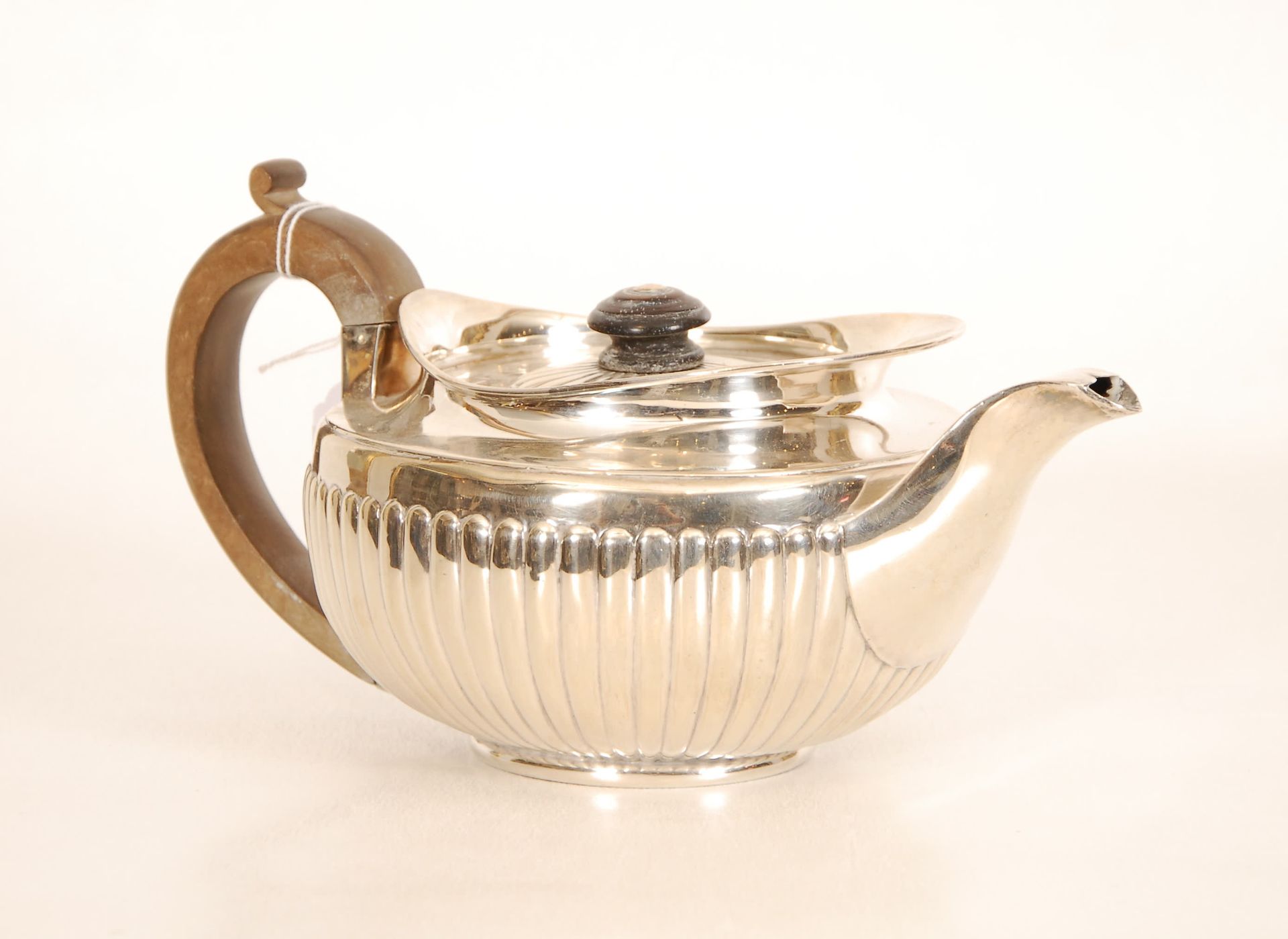 Null A teapot
Silver, London, marks.
Poids brut / Brutogewicht +-649 g.