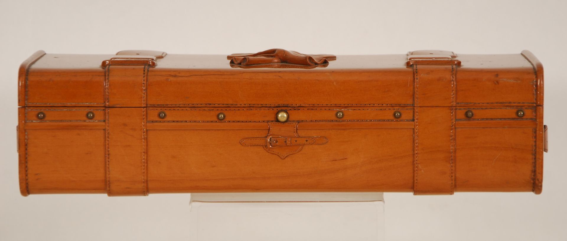 Null Guantera
En forma de baúl de viaje.

Madera tallada.
8 x 29 x 10,5 cm.