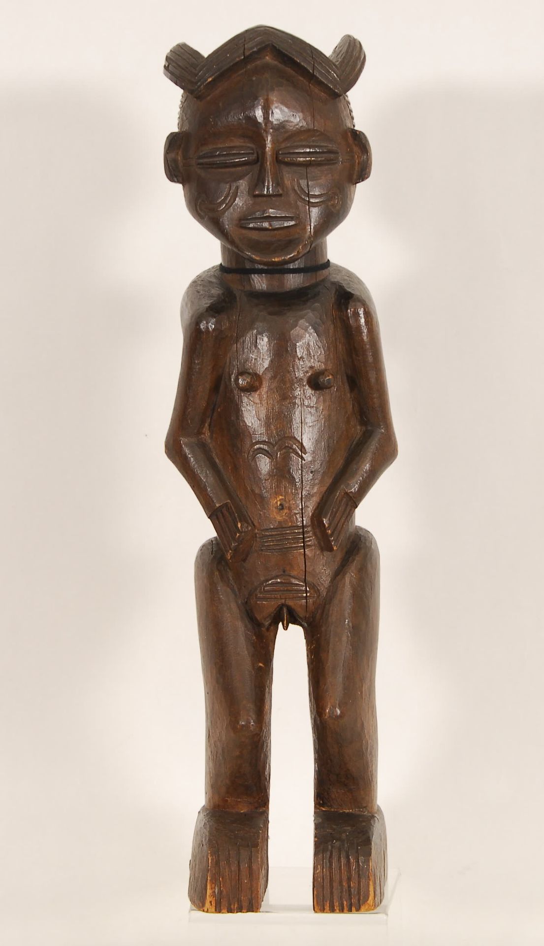 Afrique - Africa Statuette
Holzschnitzerei, Angola.
H. 48 cm.