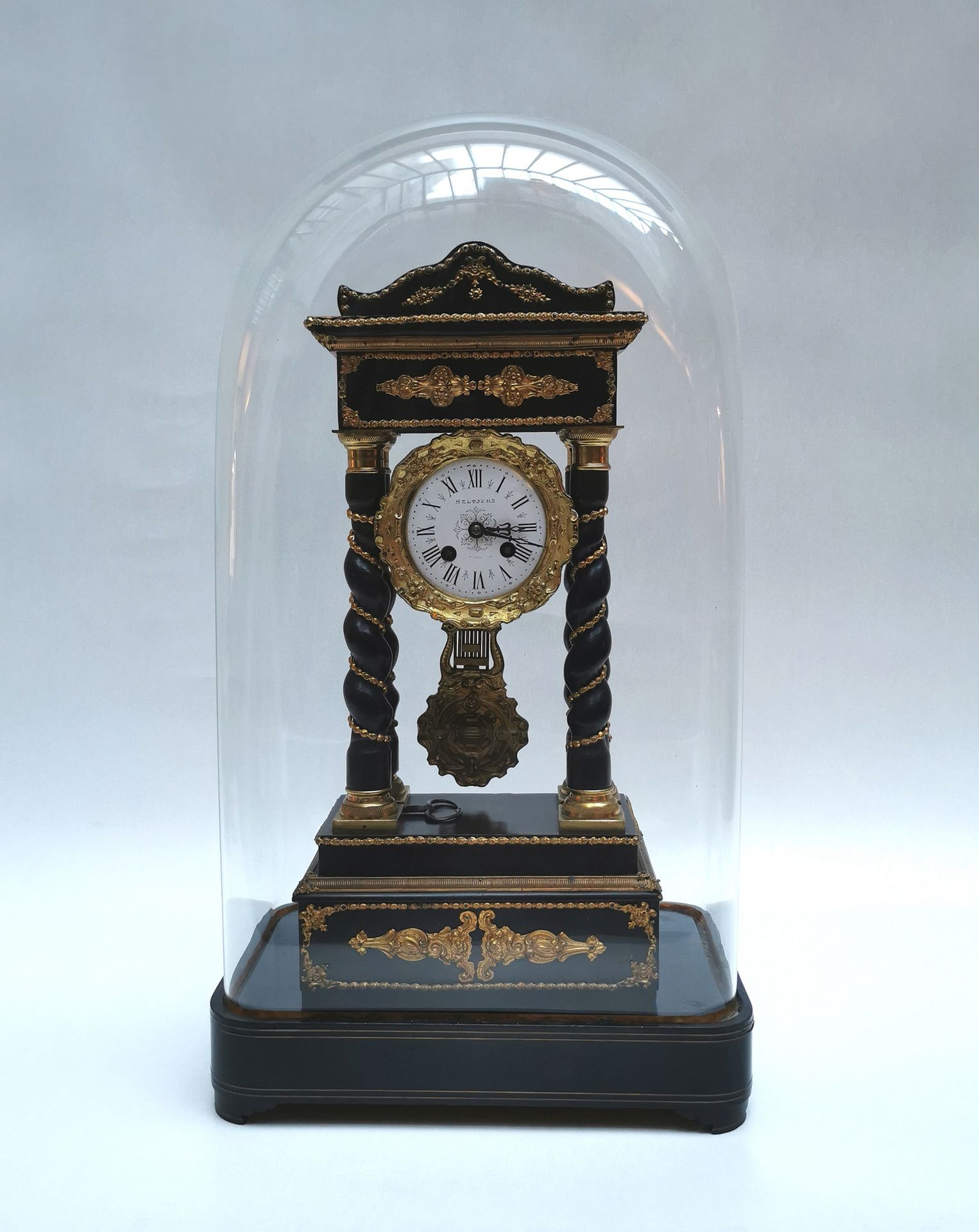 Null A Napoleon III pendule portique
(under a glass bell jar)
47 x 23 x 14 cm; H&hellip;