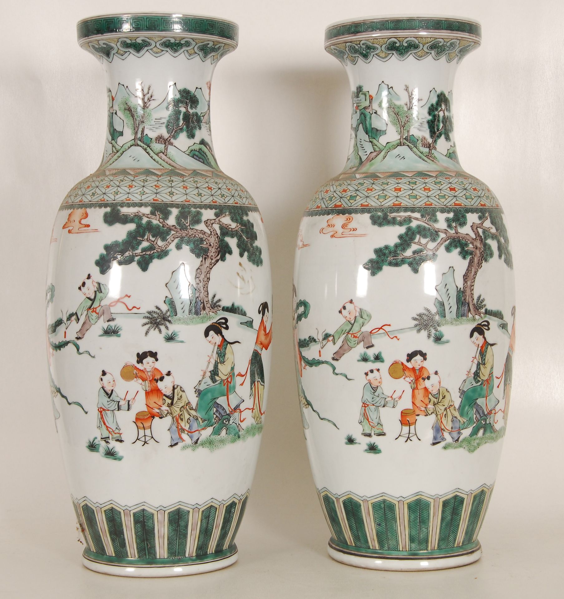 Chine A pair of famille verte vases
Decorated with women and children in a lands&hellip;