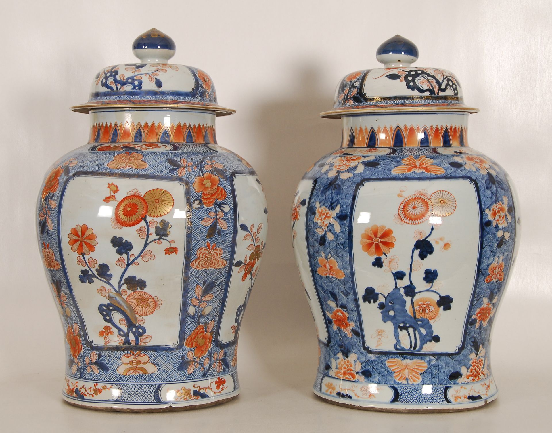 Chine 一对大花盆
蓝色、铁红色和金色的花茎装饰。伊万里，中国，18世纪（底座有缺口，一个花瓶的颈部和盖子有旧的修复）。
H.60厘米。