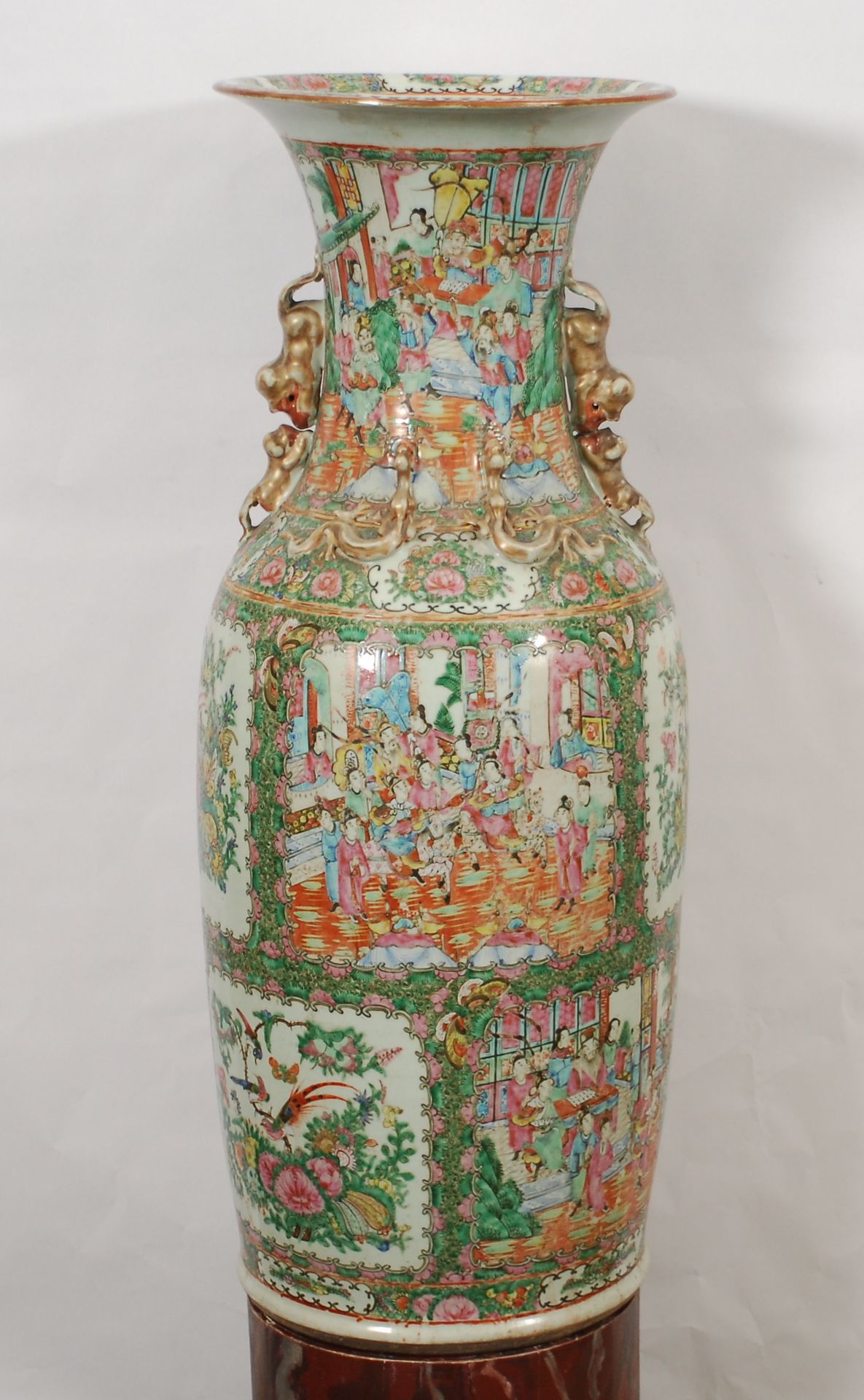 Null Large vase 
Polychrome decoration with gold highlights of palace scenes and&hellip;