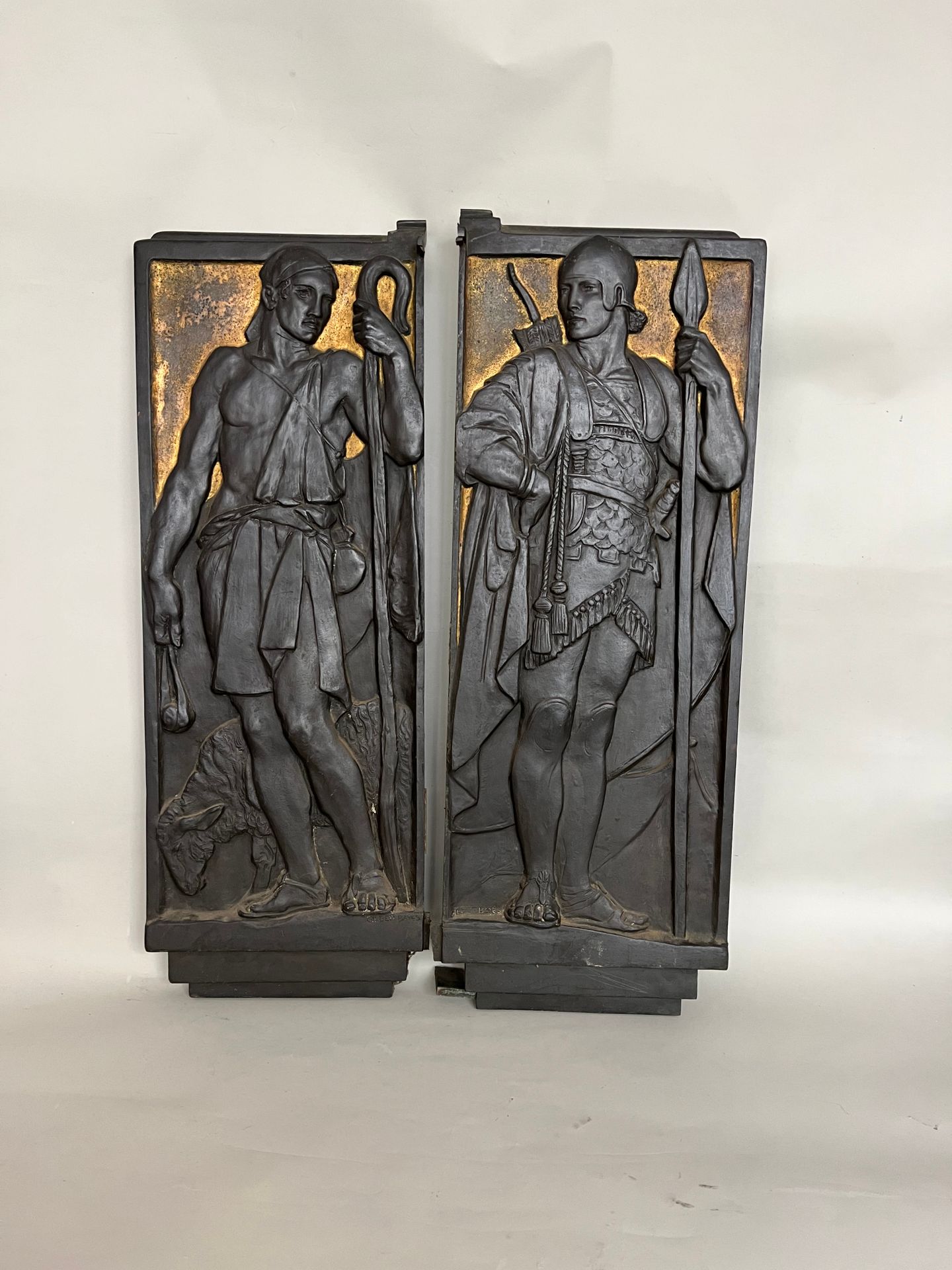 Null GILBERT BAYES (1872-1953) 2 placche in bronzo patinato e dorato per un monu&hellip;
