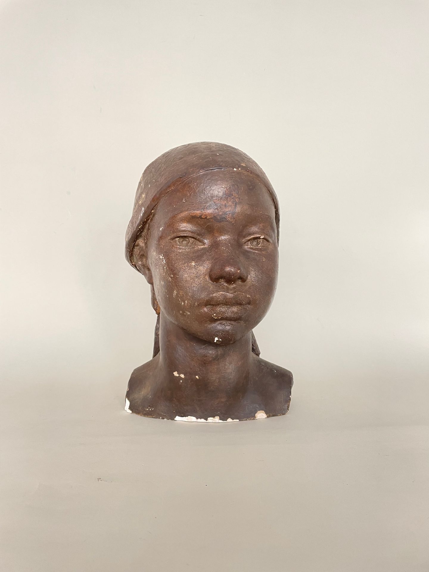 Null English school Head of a young black girl plaster patina - unsigned 

Ht 35&hellip;