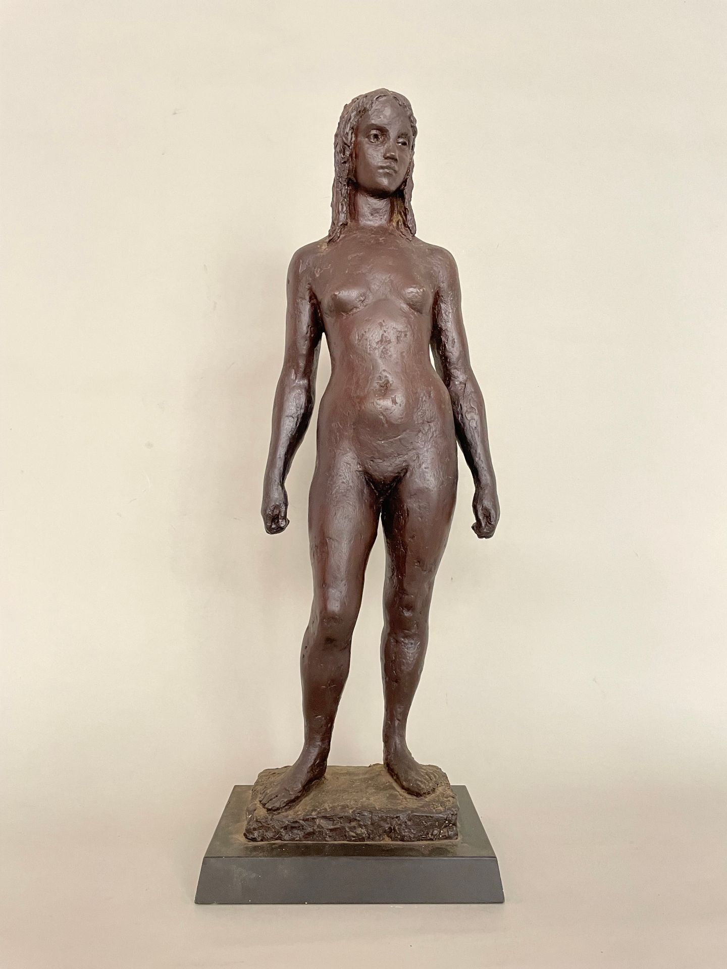 Null KAREN JONZEN (1914-1998) 全身棕色树脂雕塑女裸体，编号8/100

高54厘米