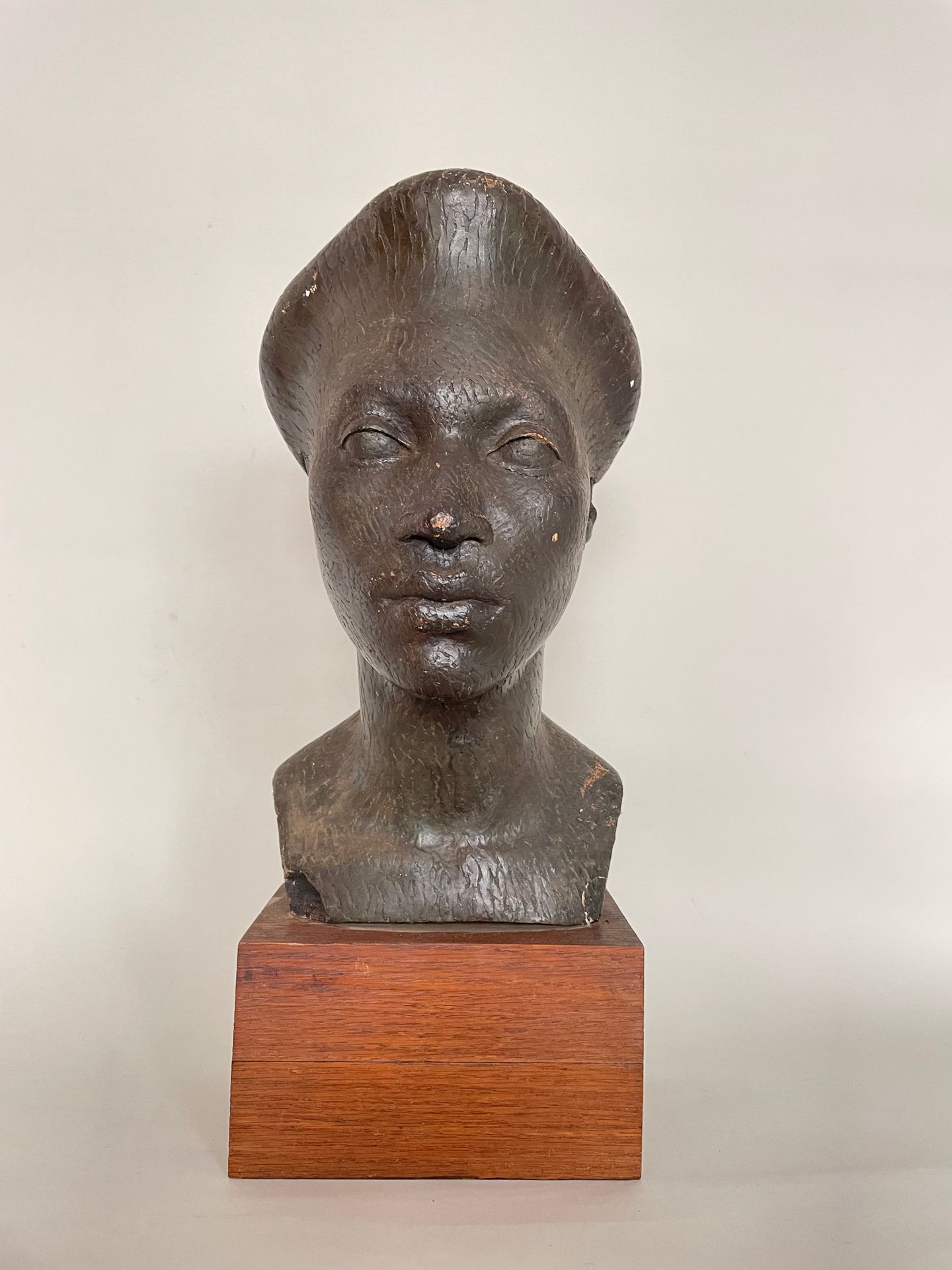 Null DORA GORDINE(1895-1991) Asian woman's head patinated plaster on wooden base&hellip;