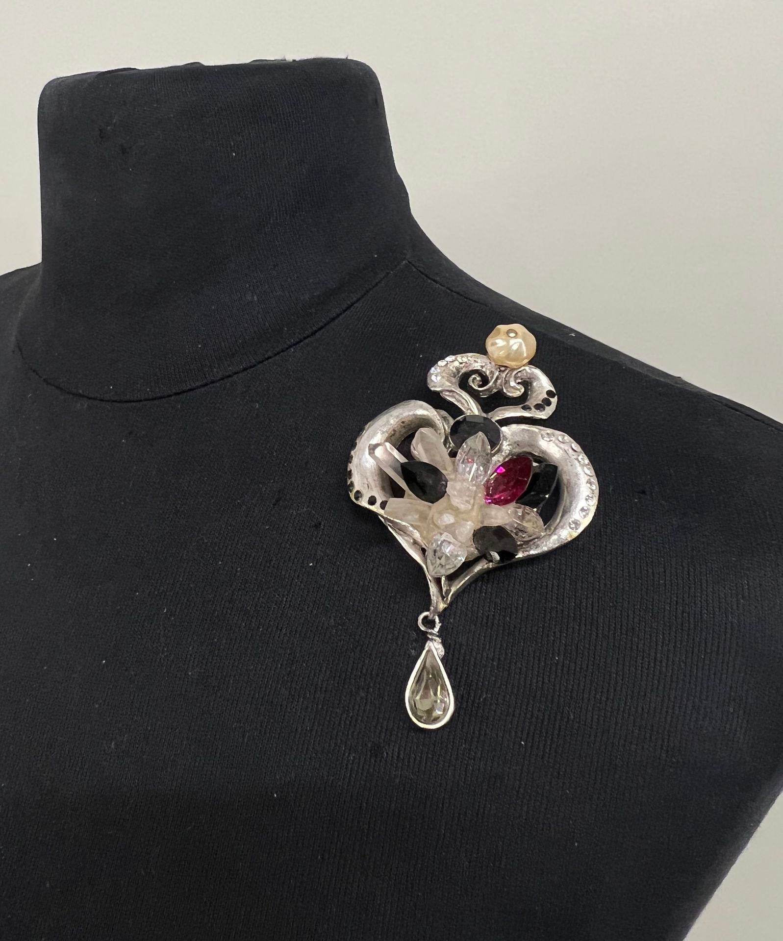 CHRISTIAN LACROIX Made in France Openwork heart brooch i… | Drouot.com