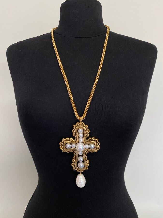 Null CHRISTIAN LACROIX 法国制造 镀金金属项链，镀金树脂和珍珠制成的十字架 - 已签名

项链68厘米

十字架12厘米