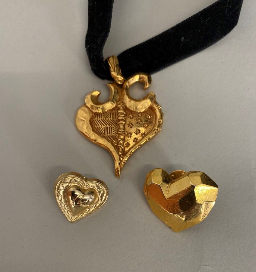 Null CHRISTIAN LACROIX Pendentif coeur en métal doré sur cordon velours - Pin's &hellip;