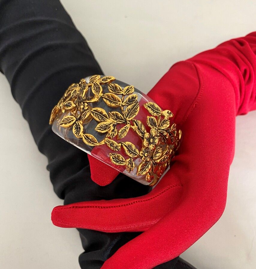 Null GOOSSENS Paris Cuff bracelet in translucent plexi and floral motifs in gold&hellip;