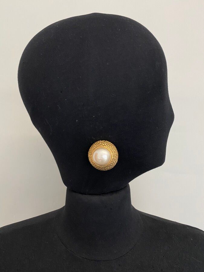 Null 巴黎GOOSSENS镀金花岗岩金属和半珍珠的一对耳夹 - 已签名

直径3.5厘米