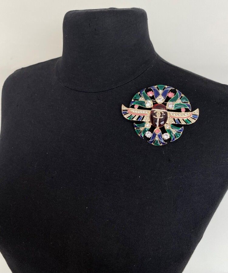Null CHANEL Made in France Automne 2019 Broche égyptienne au sigle de la marque &hellip;