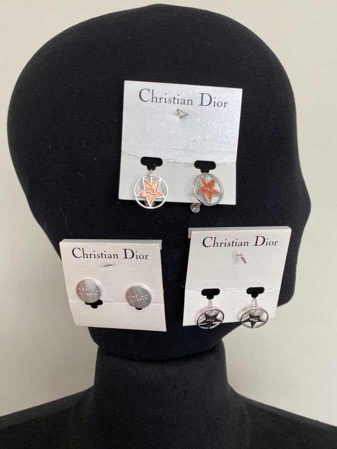 Null CHRISTIAN DIOR 2对明星耳环和1对带品牌名称的耳夹

直径1,5和1,8厘米